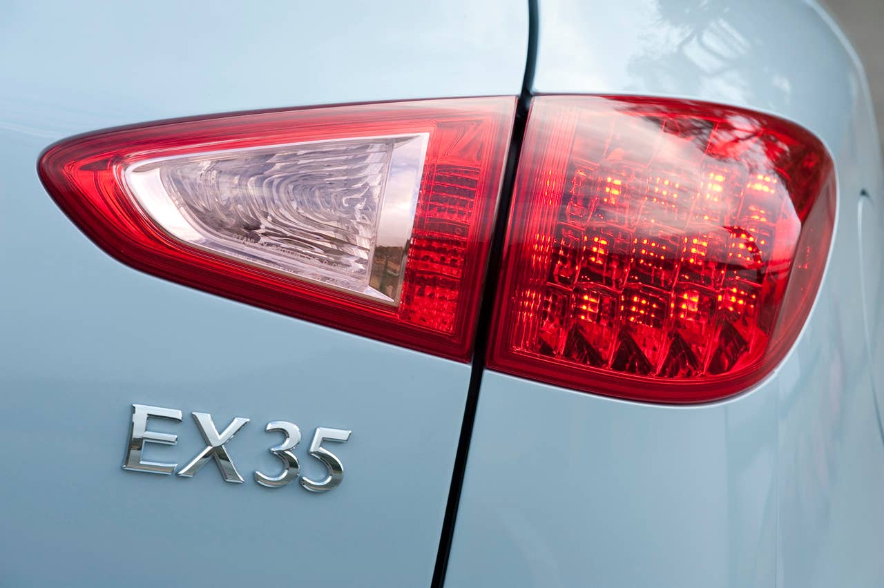 2011 Infiniti EX taillamp detail