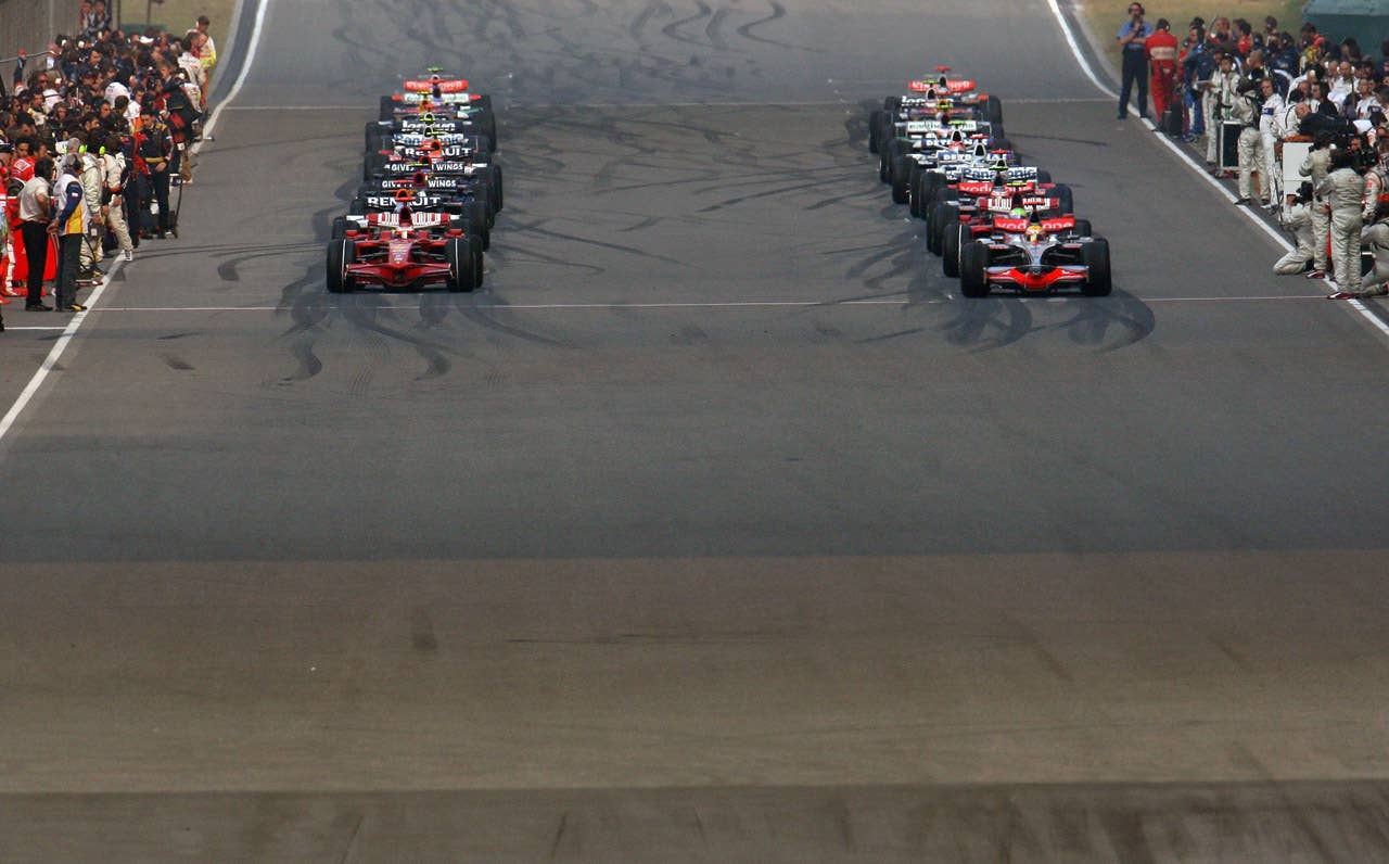 SHANGHAI, CHINA - OCTOBER 19: Cars line up at the start of the Chinese Formula One Grand Prix at the Shanghai International Circuit on October 19, 2008 in Shanghai, China. (Photo by Vladimir Rys/Bongarts/Getty Images)