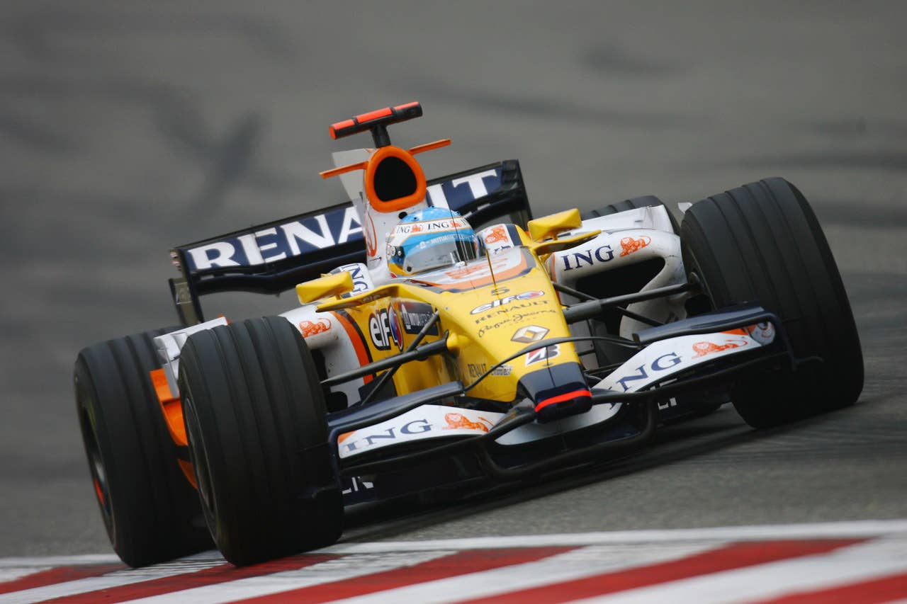 SHANGHAI, CHINA - OCTOBER 19: Fernando Alonso of Spain and Renault drives during the Chinese Formula One Grand Prix at the Shanghai International Circuit on October 19, 2008 in Shanghai, China. (Photo by Clive Mason/Getty Images)