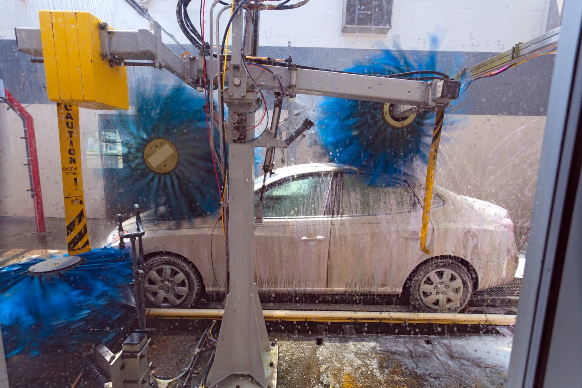 Automatic conveyor driven car wash. Horizontal.-For more car wash images, click here. CAR WASH