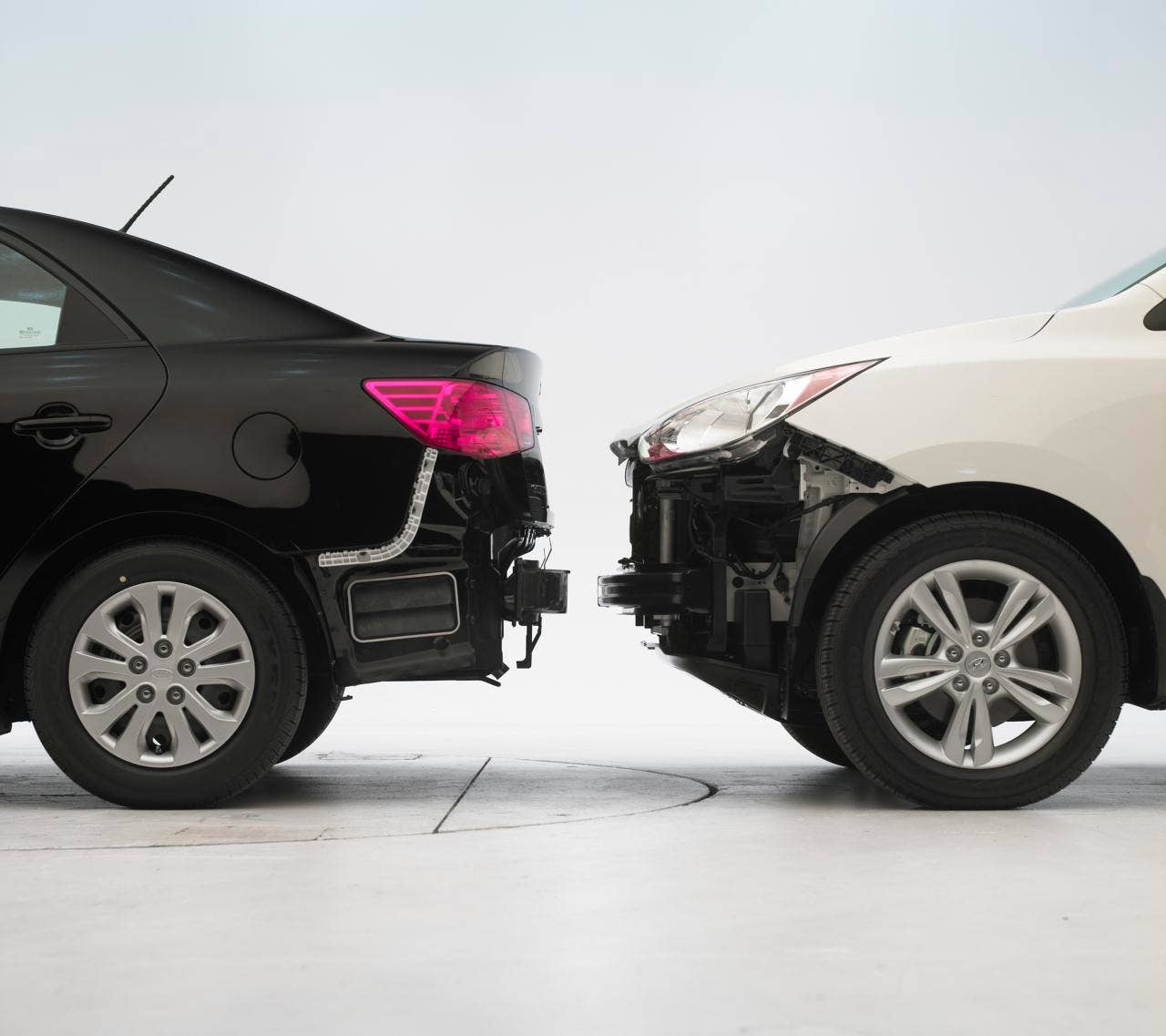 IIHS Small Car Bumper Damages. Hyundai Tucson and Kia Forte