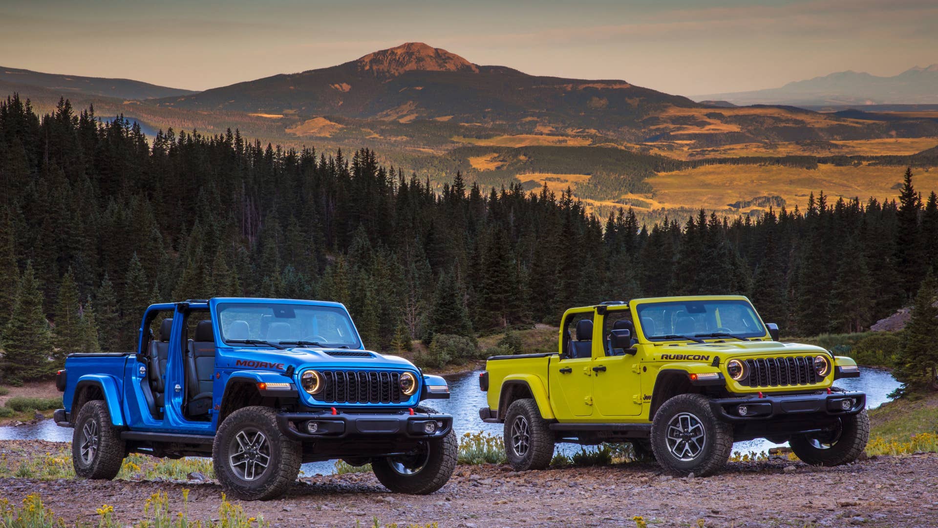 2024 Jeep® Gladiator Mojave X (left) and 2024 Jeep® Gladiator Rubicon X