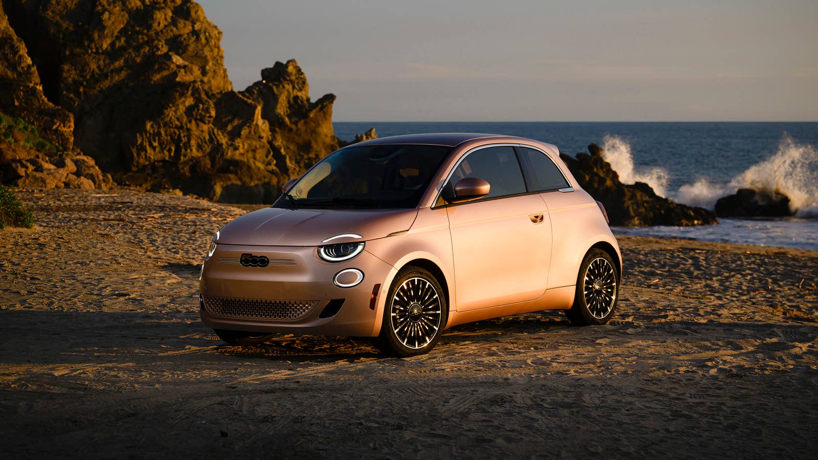 2024 Fiat 500e Inspired By Beauty front 3/4