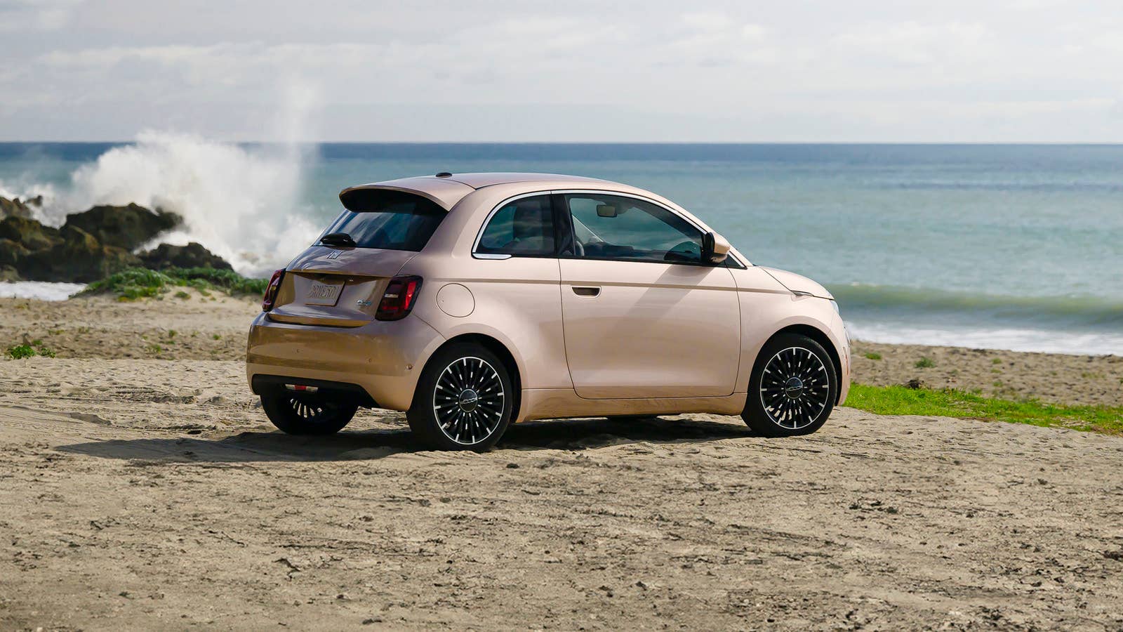 2024 Fiat 500e Inspired By Beauty rear 3/4