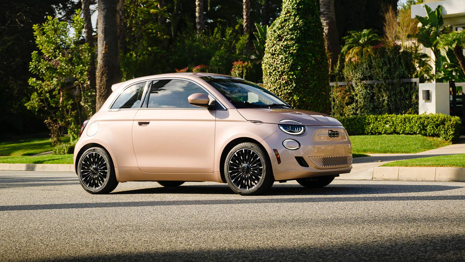 2024 Fiat 500e Inspired By Beauty front 3/4