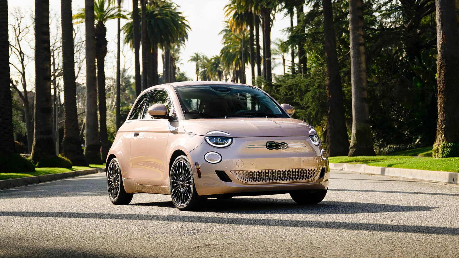 2024 Fiat 500e Inspired By Beauty front 3/4