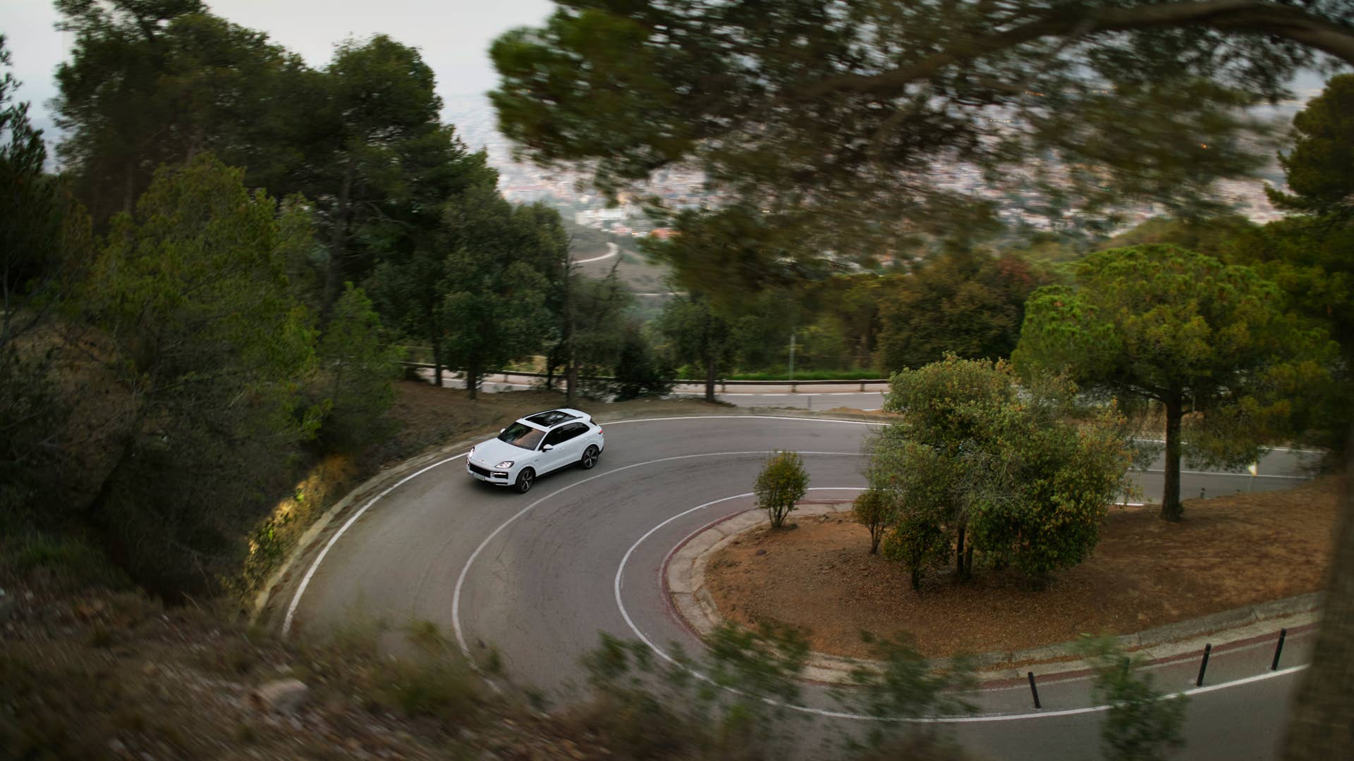 2024 Porsche Cayenne S E-Hybrid debuts as the middle-rung PHEV variant ...