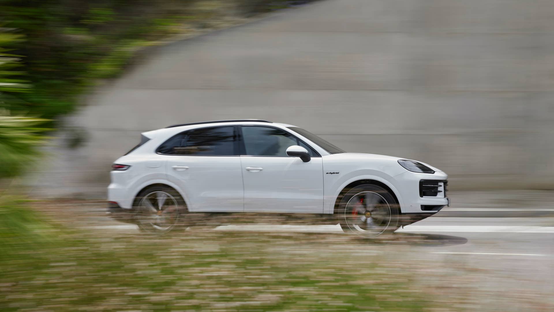 2024 Porsche Cayenne S E-Hybrid debuts as the middle-rung PHEV variant ...