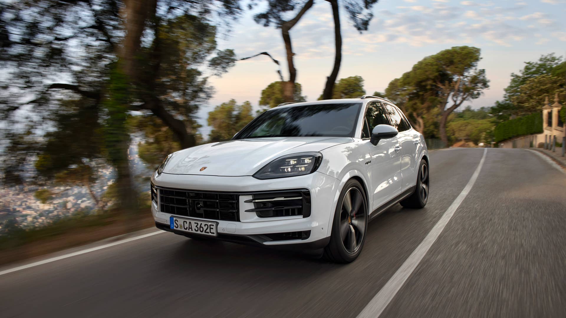 2024 Porsche Cayenne S E-Hybrid debuts as the middle-rung PHEV variant ...