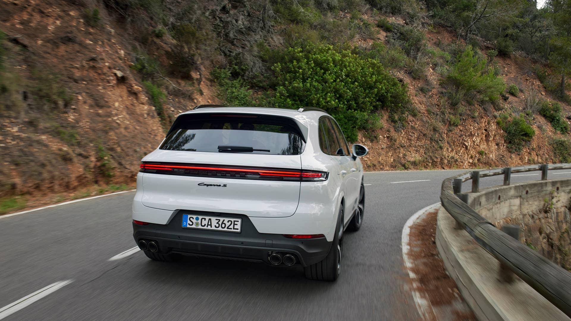 2024 Porsche Cayenne S E-Hybrid debuts as the middle-rung PHEV variant ...