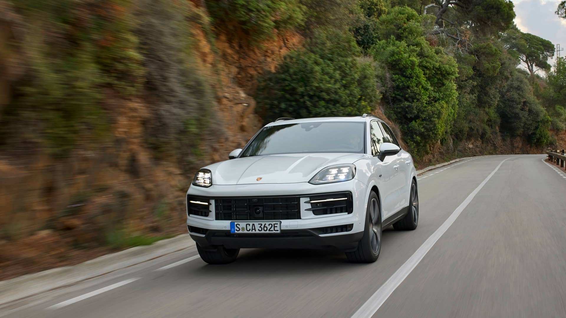 2024 Porsche Cayenne S E-Hybrid debuts as the middle-rung PHEV variant ...