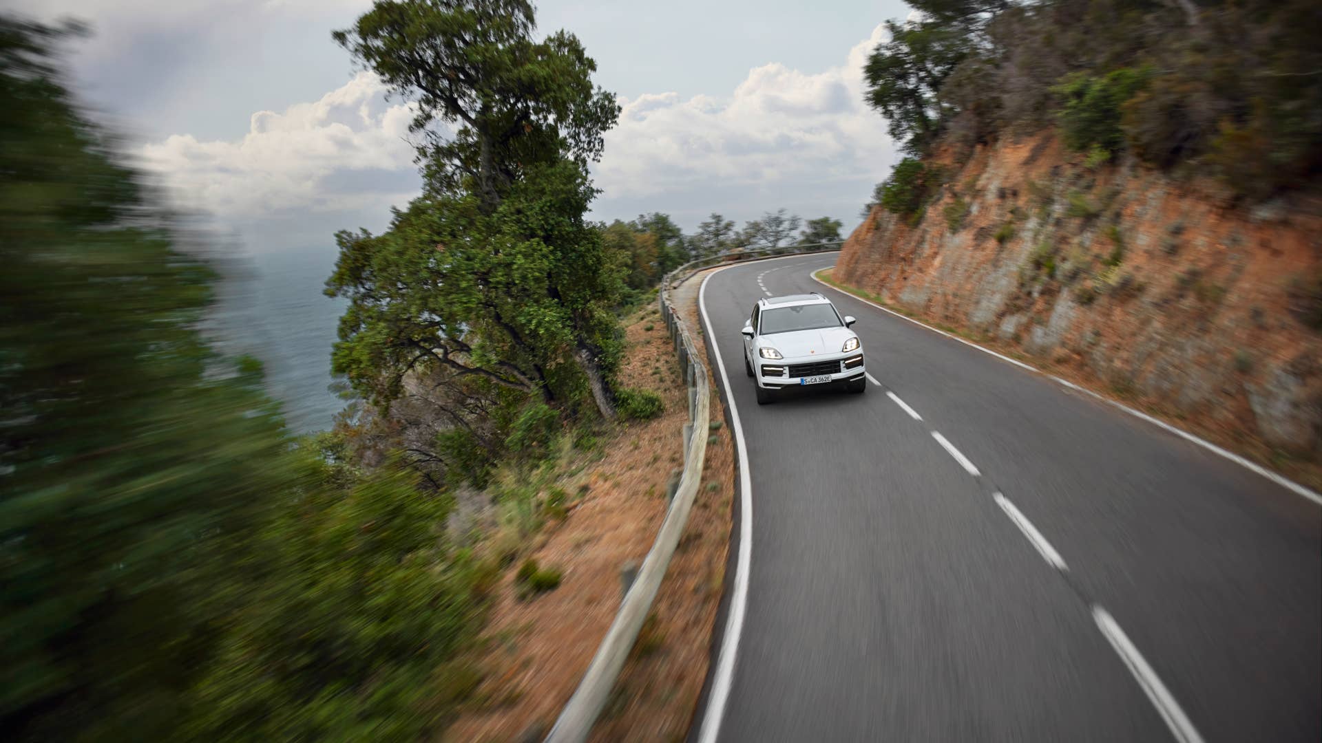 2024 Porsche Cayenne S E-Hybrid debuts as the middle-rung PHEV variant ...
