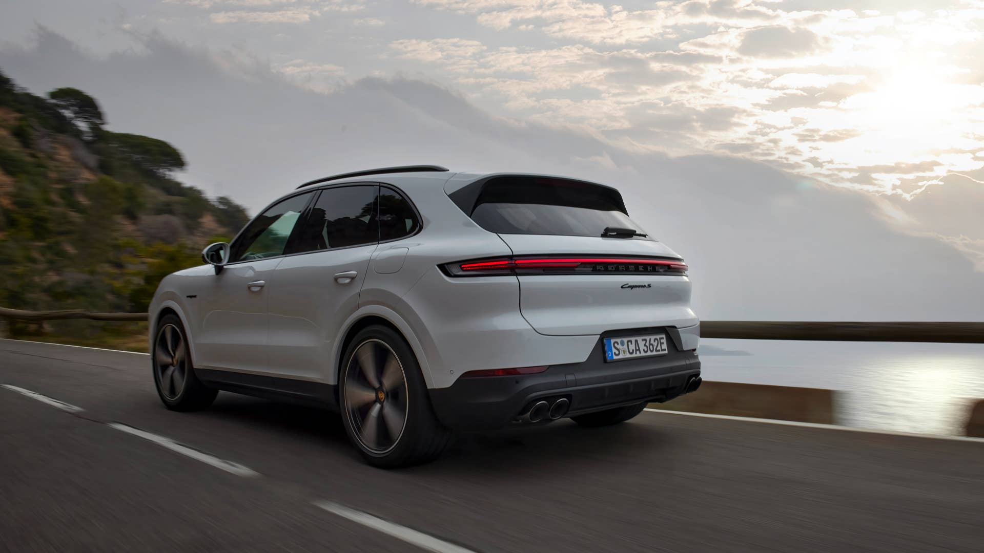2024 Porsche Cayenne S E-Hybrid debuts as the middle-rung PHEV variant ...