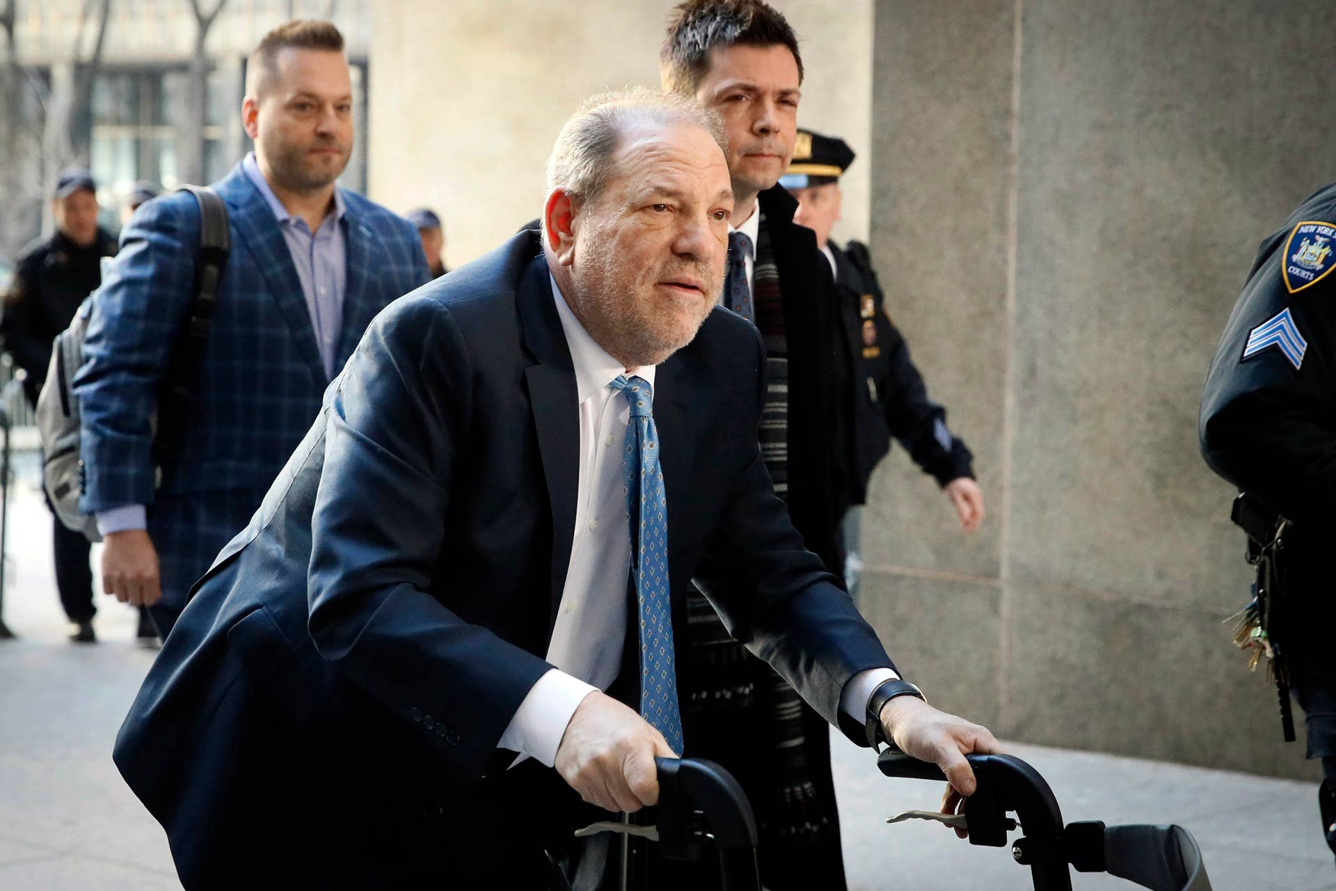 ARCHIVO - Harvey Weinstein llega a un juzgado en Manhattan mientras continúan las deliberaciones del jurado en su juicio por violación en Nueva York, el 24 de febrero de 2020. El jueves 2 de junio de 2022, una corte de apelaciones de Nueva York ratificó la condena por violación de Weinstein. (Foto AP/John Minchillo, archivo)
