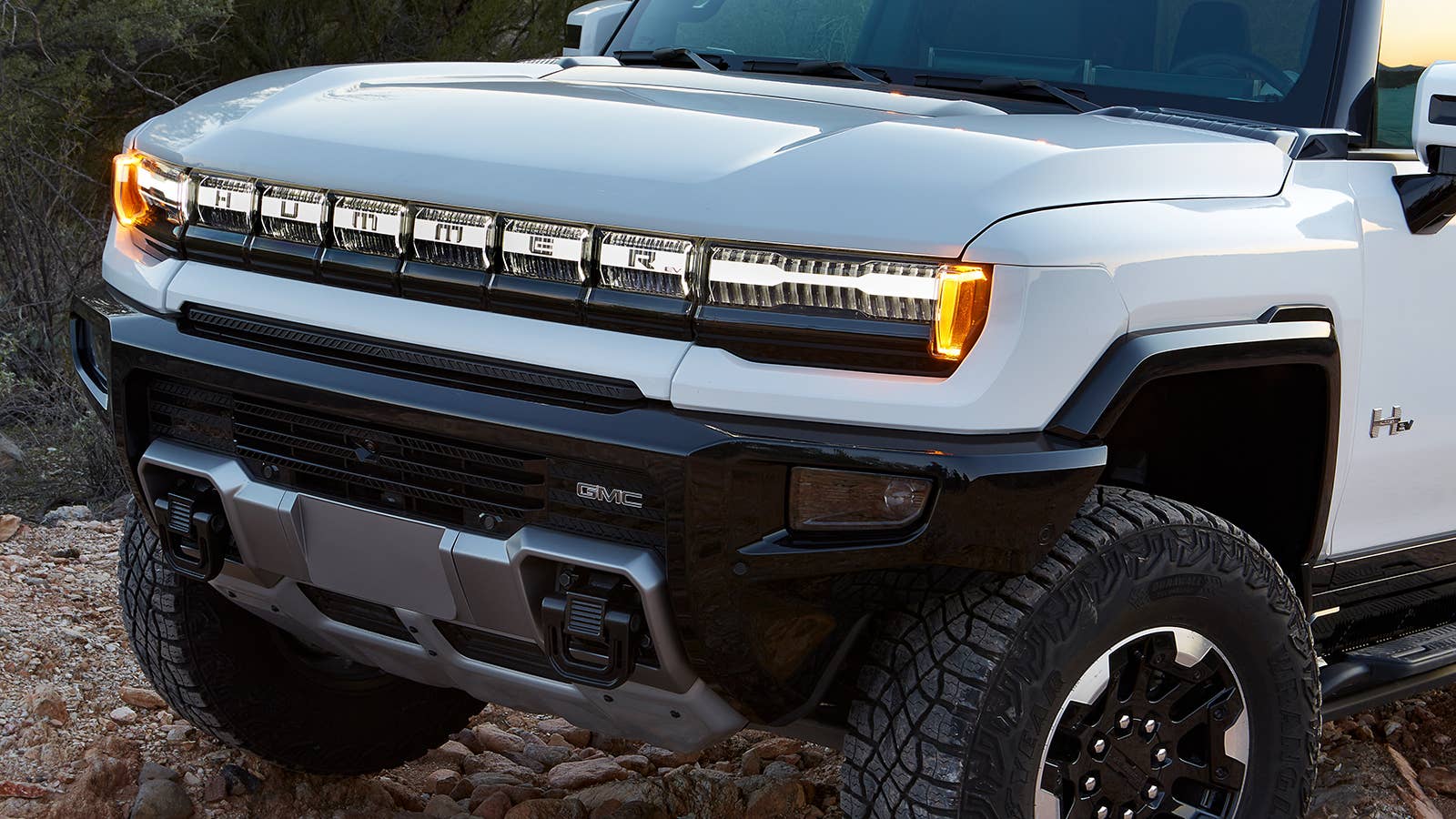 Unique lighting elements highlight the GMC HUMMER EV’s front grille.