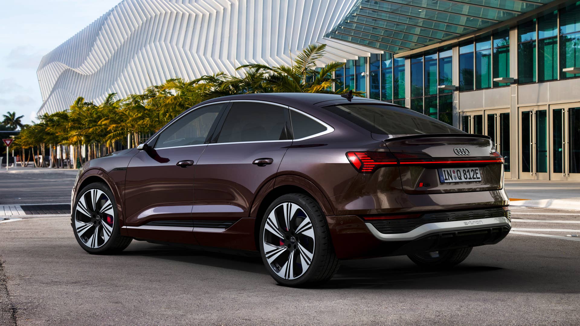 Static photo, Colour: Madeira Brown metallic.
