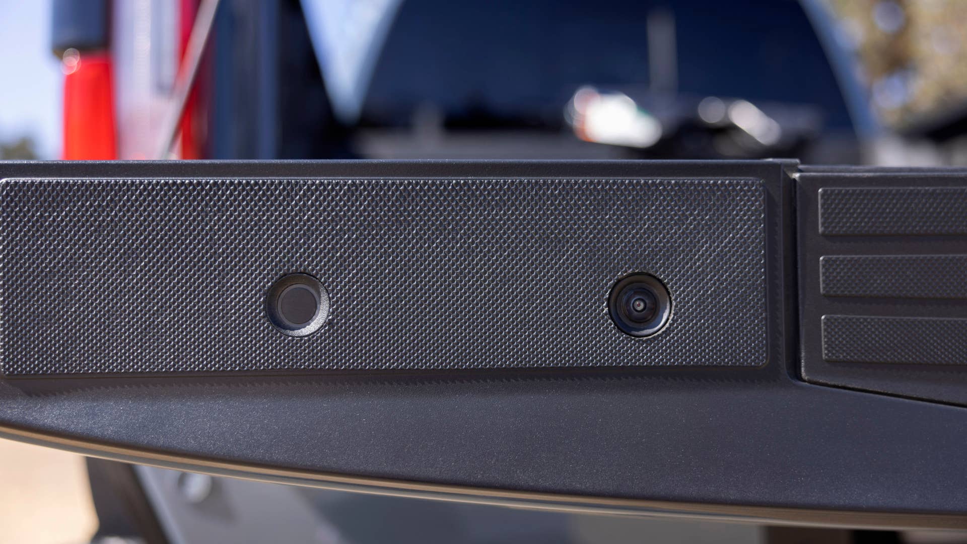 Tailgate Down Camera and Rear Park Aid Sensors available spring 2023. It does not replace safe driving. See Owner’s Manual for details and limitations. Preproduction 2023 F-350 Azure Gray (extra cost color) with optional features. Limited model available spring 2023.