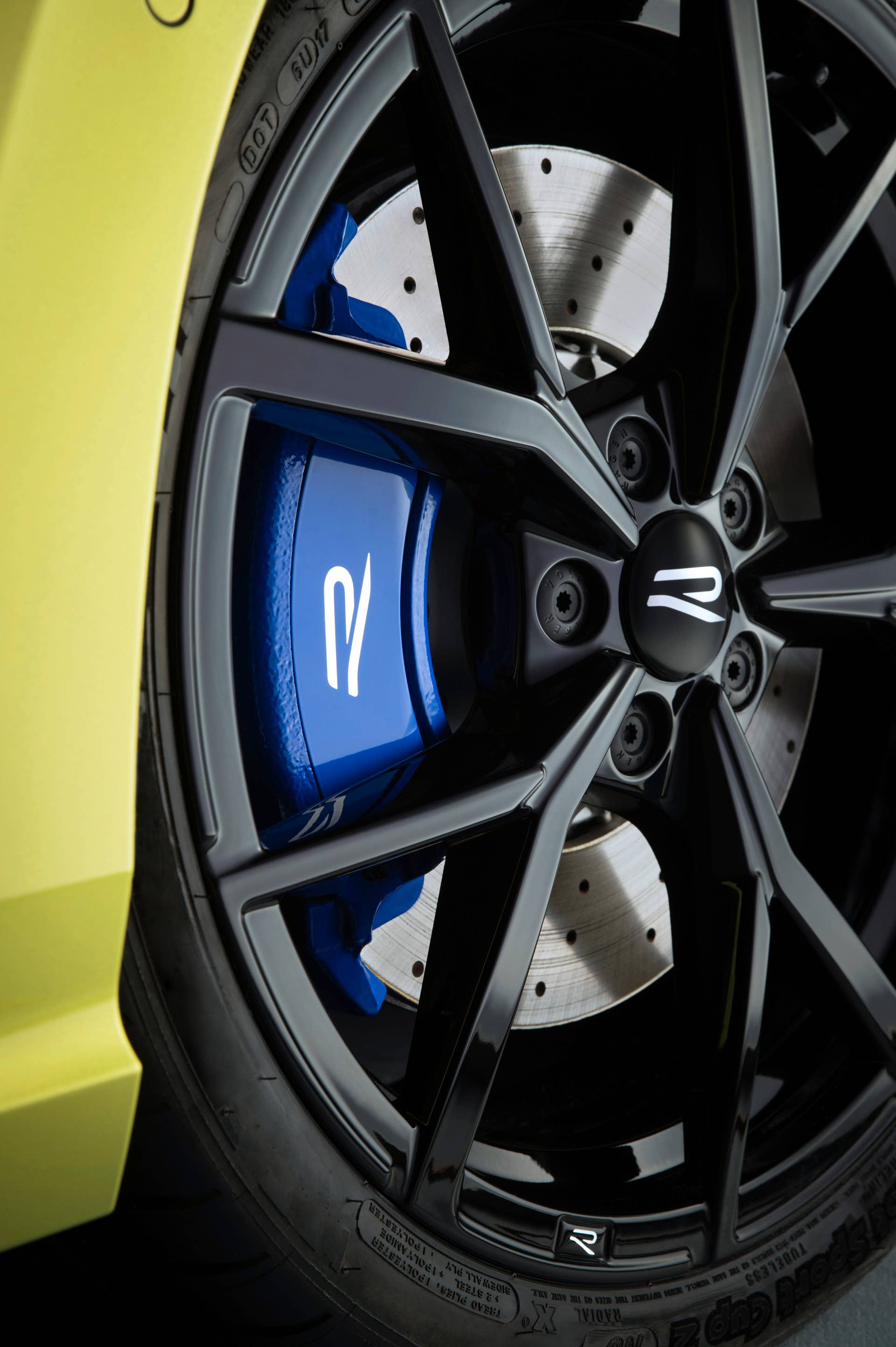 The "Estoril" rim, blue brake caliper and dynamic hub caps with upright Volkswagen R logo in driving mode
