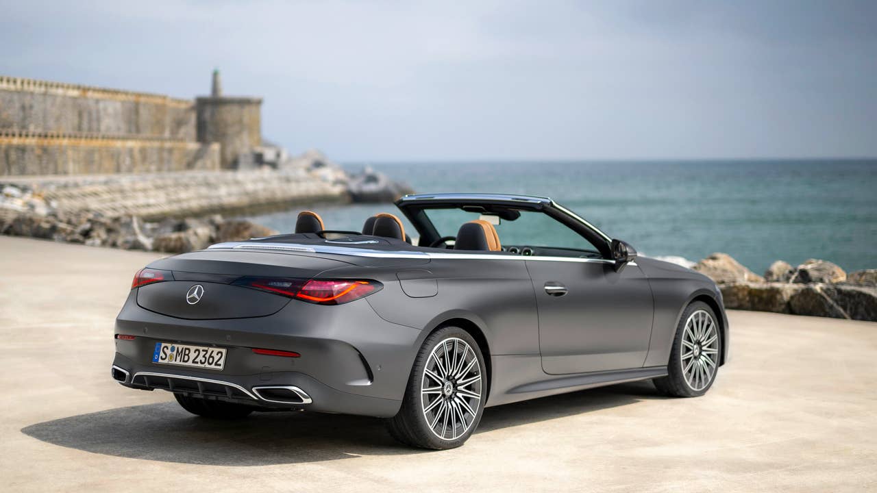 Mercedes-Benz CLE Cabriolet, Exterieur: AMG-Line, graphitgrau magno; Interieur: AMG-Line, Nappaleder Tonkabraun Mercedes-Benz CLE Cabriolet, exterior: AMG-Line, graphite grey magno; interior: AMG-Line, nappa leather tonka brown