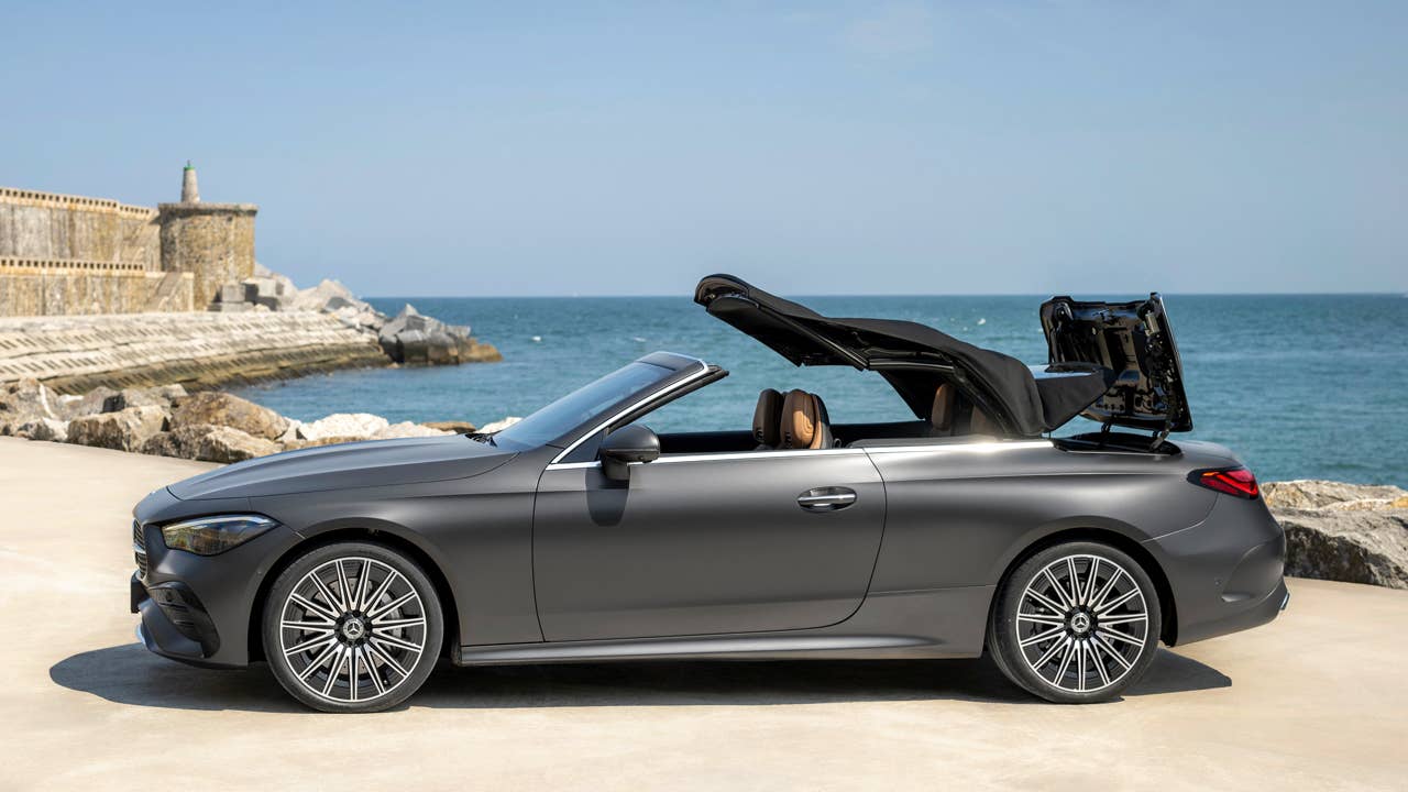 Mercedes-Benz CLE Cabriolet, Exterieur: AMG-Line, graphitgrau magno; Interieur: AMG-Line, Nappaleder Tonkabraun Mercedes-Benz CLE Cabriolet, exterior: AMG-Line, graphite grey magno; interior: AMG-Line, nappa leather tonka brown