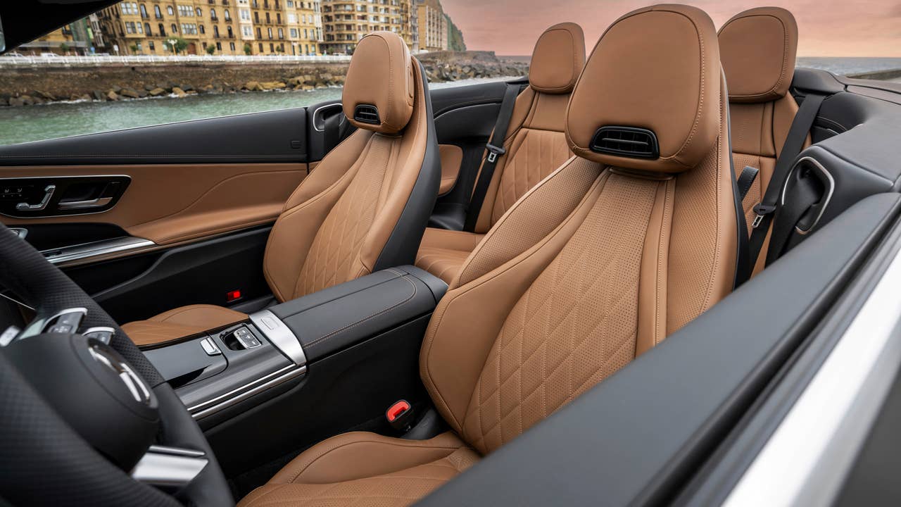 Mercedes-Benz CLE Cabriolet, Exterieur: AMG-Line, graphitgrau magno; Interieur: AMG-Line, Nappaleder Tonkabraun Mercedes-Benz CLE Cabriolet, exterior: AMG-Line, graphite grey magno; interior: AMG-Line, nappa leather tonka brown