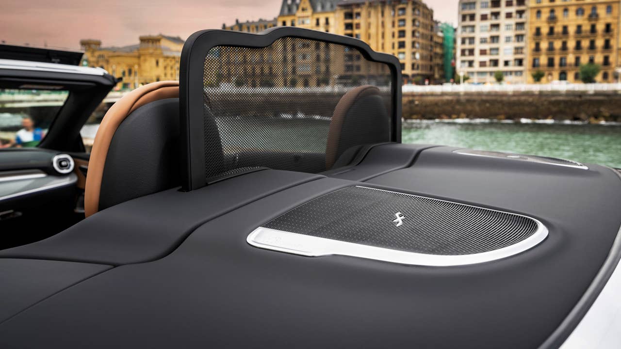 Mercedes-Benz CLE Cabriolet, Exterieur: AMG-Line, graphitgrau magno; Interieur: AMG-Line, Nappaleder Tonkabraun Mercedes-Benz CLE Cabriolet, exterior: AMG-Line, graphite grey magno; interior: AMG-Line, nappa leather tonka brown