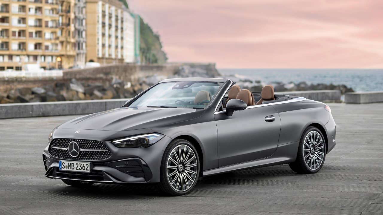 Mercedes-Benz CLE Cabriolet, Exterieur: AMG-Line, graphitgrau magno; Interieur: AMG-Line, Nappaleder Tonkabraun Mercedes-Benz CLE Cabriolet, exterior: AMG-Line, graphite grey magno; interior: AMG-Line, nappa leather tonka brown