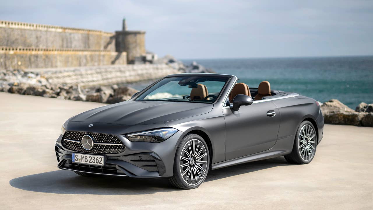 Mercedes-Benz CLE Cabriolet, Exterieur: AMG-Line, graphitgrau magno; Interieur: AMG-Line, Nappaleder Tonkabraun Mercedes-Benz CLE Cabriolet, exterior: AMG-Line, graphite grey magno; interior: AMG-Line, nappa leather tonka brown