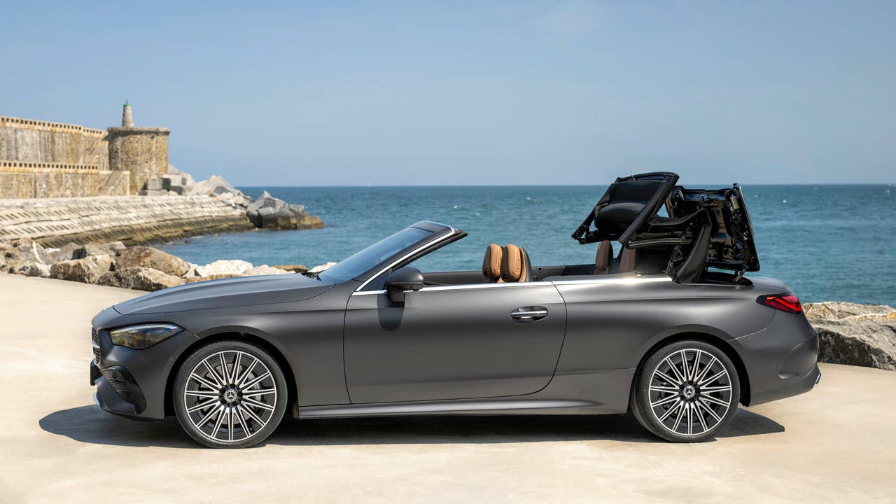 Mercedes-Benz CLE Cabriolet, Exterieur: AMG-Line, graphitgrau magno; Interieur: AMG-Line, Nappaleder Tonkabraun Mercedes-Benz CLE Cabriolet, exterior: AMG-Line, graphite grey magno; interior: AMG-Line, nappa leather tonka brown