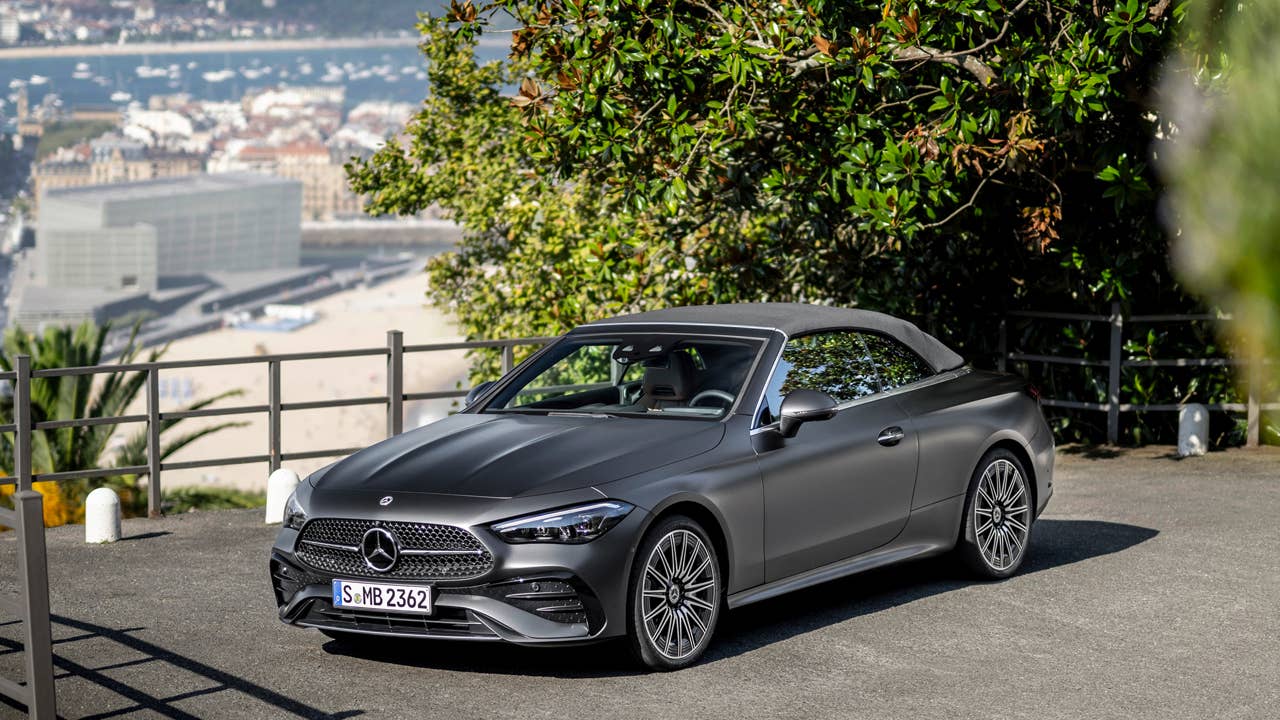 Mercedes-Benz CLE Cabriolet, Exterieur: AMG-Line, graphitgrau magno; Interieur: AMG-Line, Nappaleder Tonkabraun Mercedes-Benz CLE Cabriolet, exterior: AMG-Line, graphite grey magno; interior: AMG-Line, nappa leather tonka brown