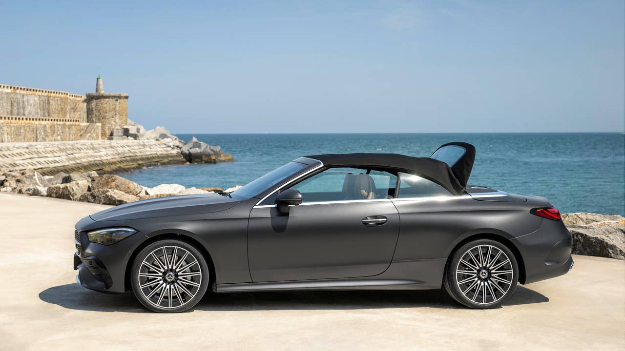 Mercedes-Benz CLE Cabriolet, Exterieur: AMG-Line, graphitgrau magno; Interieur: AMG-Line, Nappaleder Tonkabraun Mercedes-Benz CLE Cabriolet, exterior: AMG-Line, graphite grey magno; interior: AMG-Line, nappa leather tonka brown