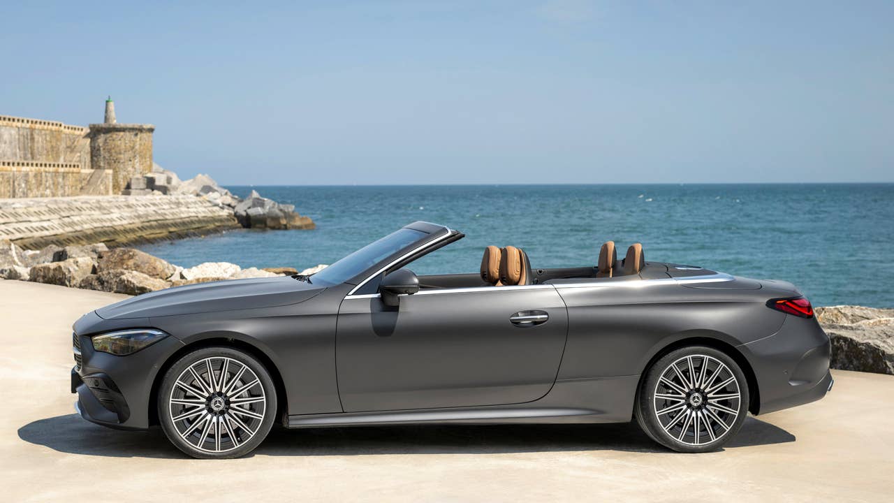 Mercedes-Benz CLE Cabriolet, Exterieur: AMG-Line, graphitgrau magno; Interieur: AMG-Line, Nappaleder Tonkabraun Mercedes-Benz CLE Cabriolet, exterior: AMG-Line, graphite grey magno; interior: AMG-Line, nappa leather tonka brown
