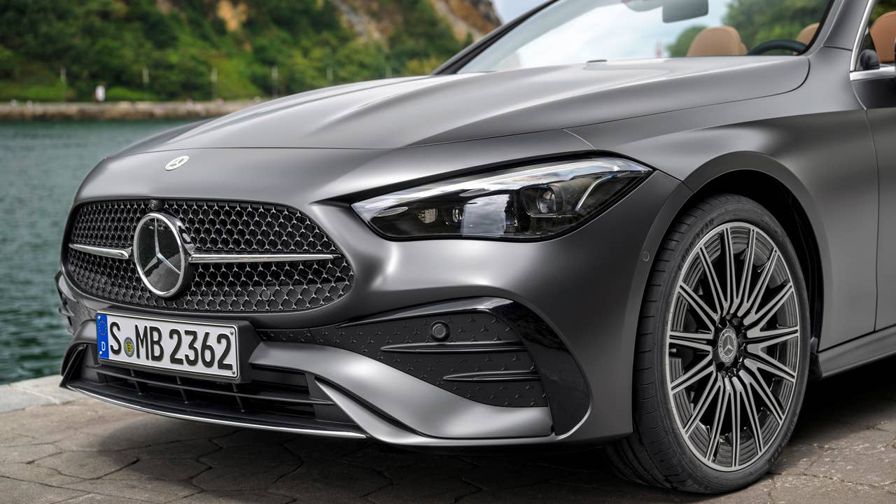 Mercedes-Benz CLE Cabriolet, Exterieur: AMG-Line, graphitgrau magno; Interieur: AMG-Line, Nappaleder Tonkabraun Mercedes-Benz CLE Cabriolet, exterior: AMG-Line, graphite grey magno; interior: AMG-Line, nappa leather tonka brown