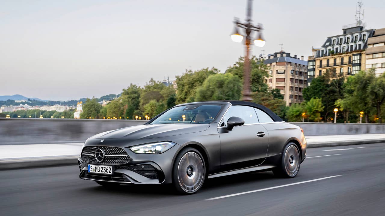 Mercedes-Benz CLE Cabriolet, Exterieur: AMG-Line, graphitgrau magno; Interieur: AMG-Line, Nappaleder Tonkabraun Mercedes-Benz CLE Cabriolet, exterior: AMG-Line, graphite grey magno; interior: AMG-Line, nappa leather tonka brown
