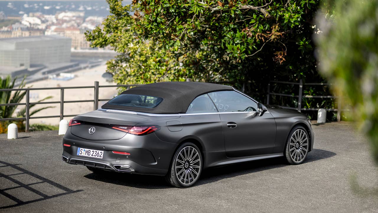 Mercedes-Benz CLE Cabriolet, Exterieur: AMG-Line, graphitgrau magno; Interieur: AMG-Line, Nappaleder Tonkabraun Mercedes-Benz CLE Cabriolet, exterior: AMG-Line, graphite grey magno; interior: AMG-Line, nappa leather tonka brown