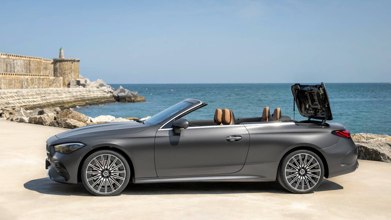 Mercedes-Benz CLE Cabriolet, Exterieur: AMG-Line, graphitgrau magno; Interieur: AMG-Line, Nappaleder Tonkabraun Mercedes-Benz CLE Cabriolet, exterior: AMG-Line, graphite grey magno; interior: AMG-Line, nappa leather tonka brown