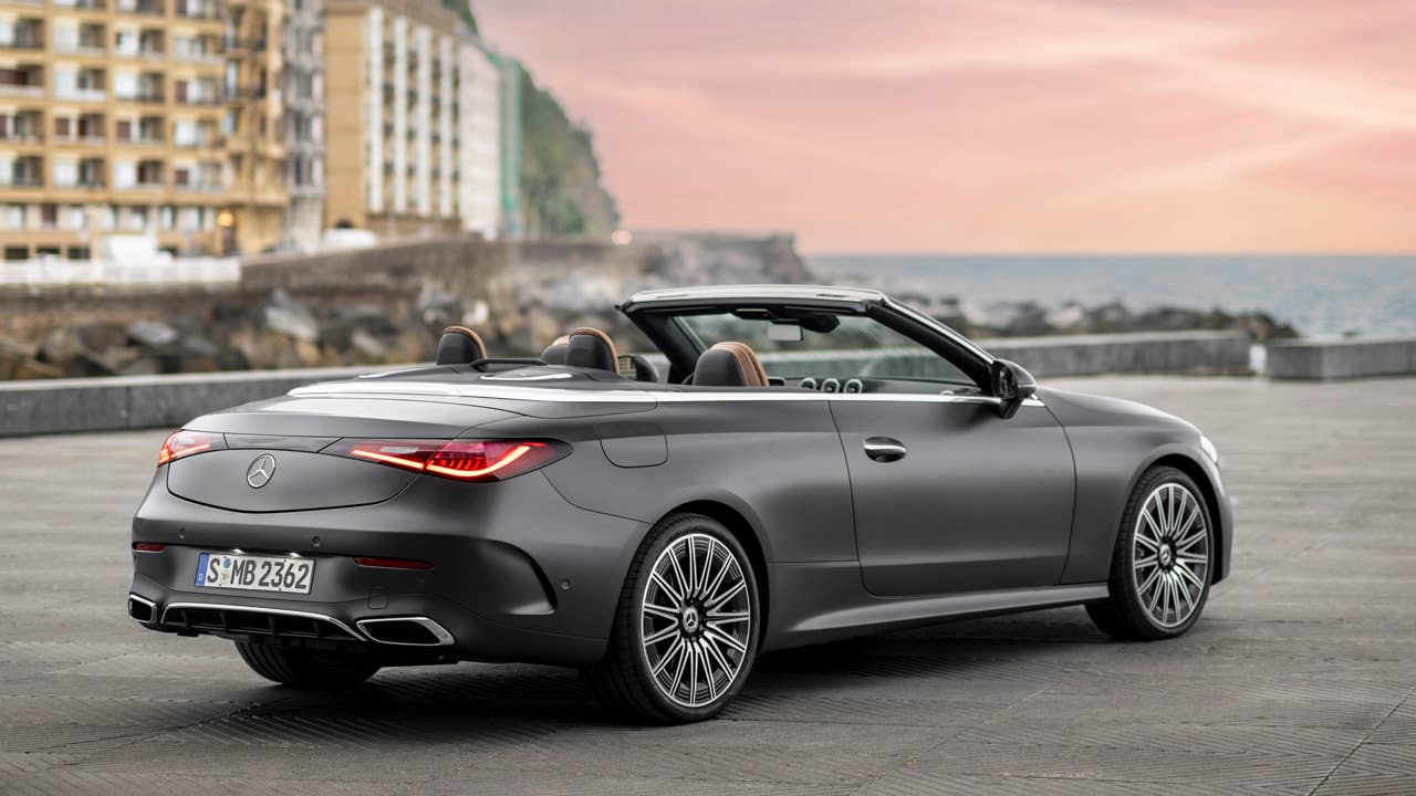 Mercedes-Benz CLE Cabriolet, Exterieur: AMG-Line, graphitgrau magno; Interieur: AMG-Line, Nappaleder Tonkabraun Mercedes-Benz CLE Cabriolet, exterior: AMG-Line, graphite grey magno; interior: AMG-Line, nappa leather tonka brown