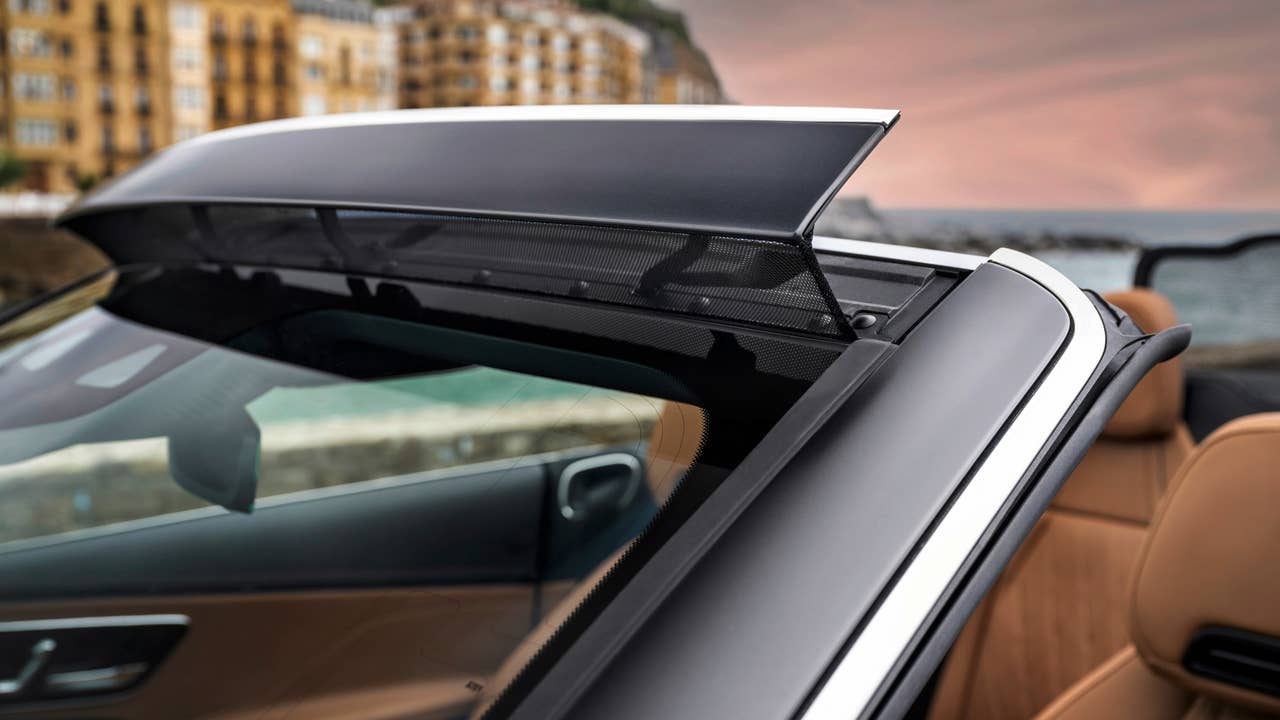 Mercedes-Benz CLE Cabriolet, Exterieur: AMG-Line, graphitgrau magno; Interieur: AMG-Line, Nappaleder Tonkabraun Mercedes-Benz CLE Cabriolet, exterior: AMG-Line, graphite grey magno; interior: AMG-Line, nappa leather tonka brown