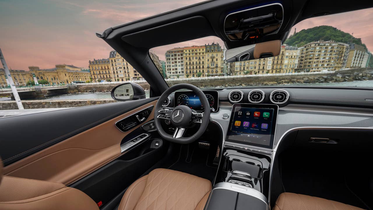 Mercedes-Benz CLE Cabriolet, Exterieur: AMG-Line, graphitgrau magno; Interieur: AMG-Line, Nappaleder Tonkabraun Mercedes-Benz CLE Cabriolet, exterior: AMG-Line, graphite grey magno; interior: AMG-Line, nappa leather tonka brown