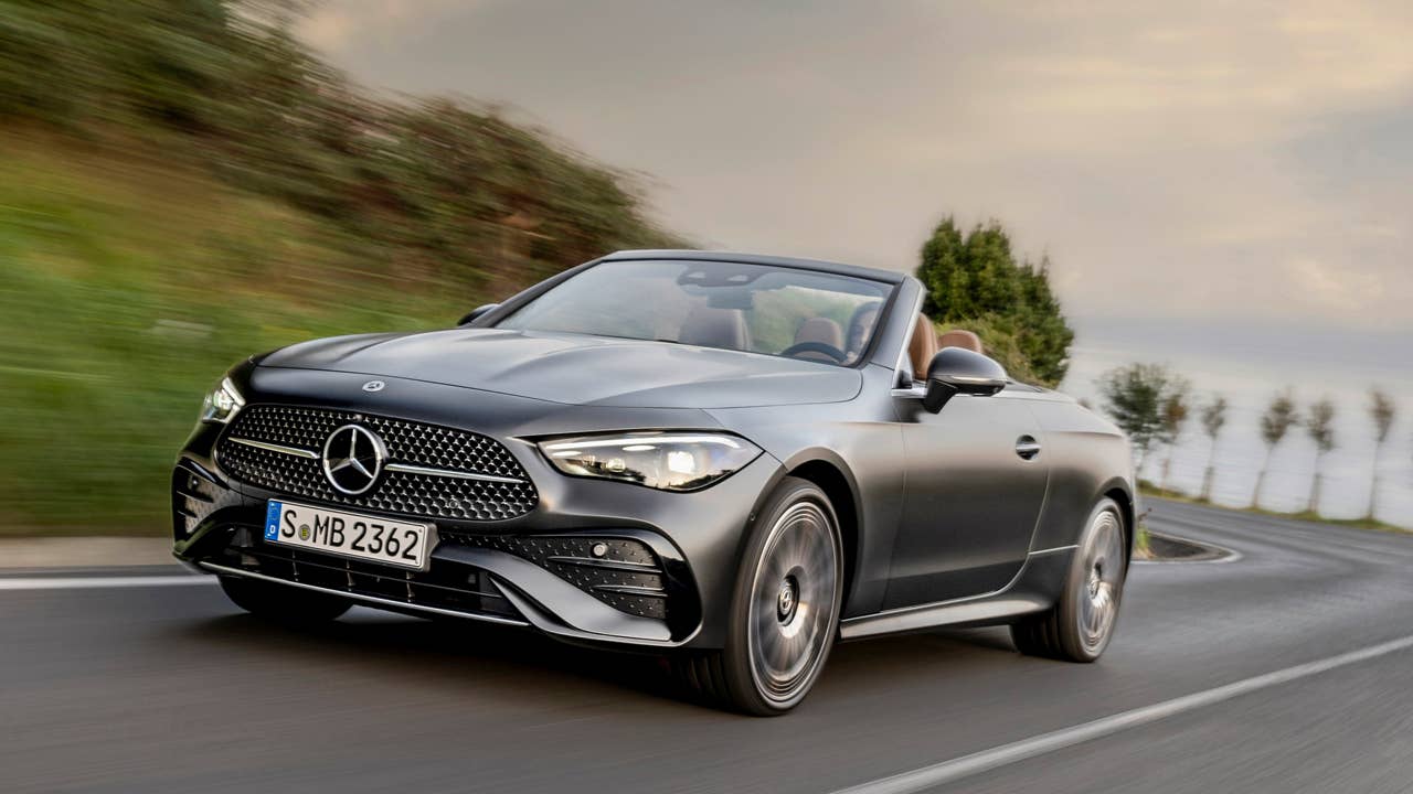 Mercedes-Benz CLE Cabriolet, Exterieur: AMG-Line, graphitgrau magno; Interieur: AMG-Line, Nappaleder Tonkabraun Mercedes-Benz CLE Cabriolet, exterior: AMG-Line, graphite grey magno; interior: AMG-Line, nappa leather tonka brown