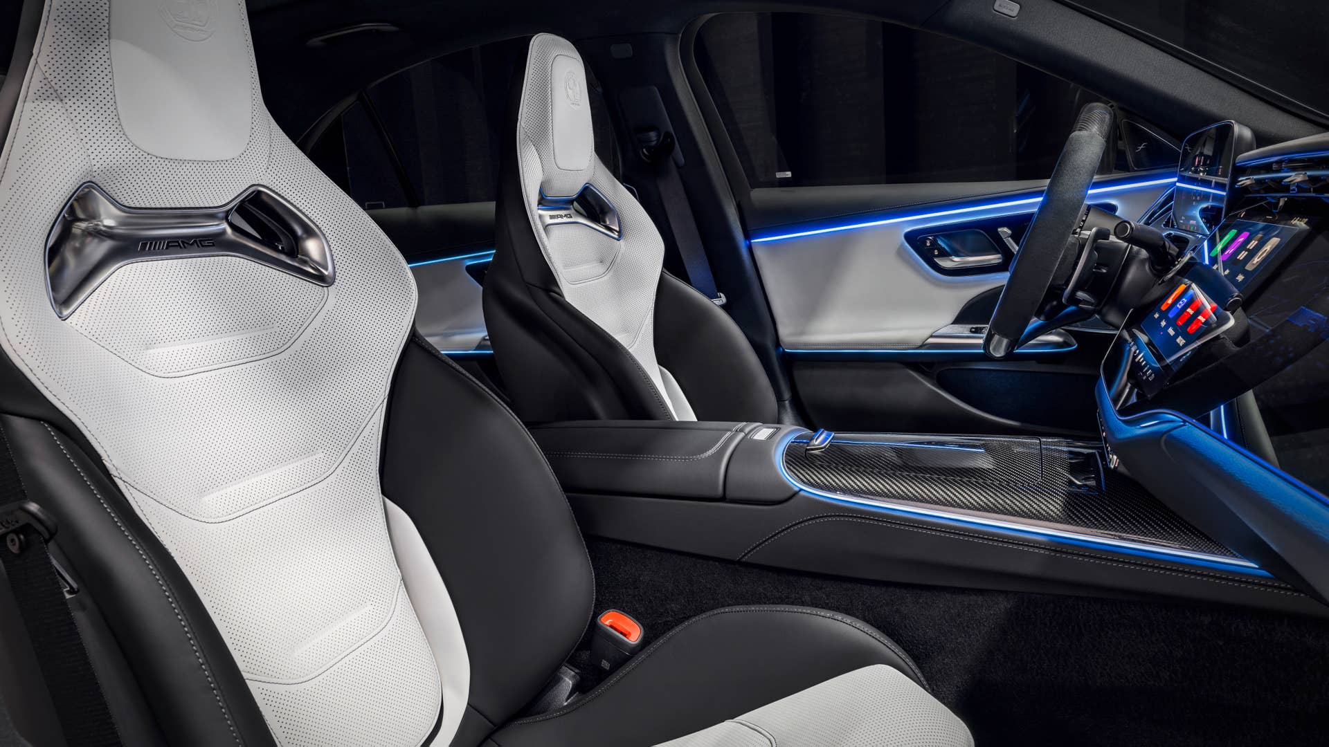 Mit dem neuen Mercedes-AMG E 53 HYBRID 4MATIC+ als Limousine und T-Modell (Energieverbrauch gewichtet kombiniert: 26,7-24,1 kWh/100 km plus 1,1-0,8l/100 km, Kraftstoffverbrauch bei entladener Batterie 9,5-8,6 l/100 km), CO₂-Emissionen kombiniert, gewichtet: 24-19 g/km, CO₂-Klasse gewichtet kombiniert: B, CO₂-Klasse bei entladener Batterie: G) [1] präsentiert die Performance- und Sportwagenmarke aus Affalterbach zwei weitere Plug-in-Hybrid-Modelle. Sie kombinieren eine ausgeprägte Performance und Fahrdynamik mit einer hohen elektrischen Reichweite. ;(Energieverbrauch gewichtet kombiniert: 26,7-24,1 kWh/100 km plus 1,1-0,8l/100 km, Kraftstoffverbrauch bei entladener Batterie 9,5-8,6 l/100 km), CO₂-Emissionen kombiniert, gewichtet: 24-19 g/km, CO₂-Klasse gewichtet kombiniert: B, CO₂-Klasse bei entladener Batterie: G) With the new Mercedes-AMG E 53 HYBRID 4MATIC+ as a saloon and estate (energy consumption combined, weighted: 26.7-24.1 kWh/100 km plus 1.1-0.8 l/100 km, fuel consumption discharged battery combined, weighted: 9.5-8.6 l/100 km, CO₂ emissions combined, weighted: 24-19 g/km, CO₂ class discharged battery combined, weighted: G)[2], the performance and sports car brand from Affalterbach is presenting two further plug-in hybrid models. They combine outstanding performance and driving dynamics with a long electric range.;(energy consumption combined, weighted: 26.7-24.1 kWh/100 km plus 1.1-0.8 l/100 km, fuel consumption discharged battery combined, weighted: 9.5-8.6 l/100 km, CO₂ emissions combined, weighted: 24-19 g/km, CO₂ class discharged battery combined, weighted: G)