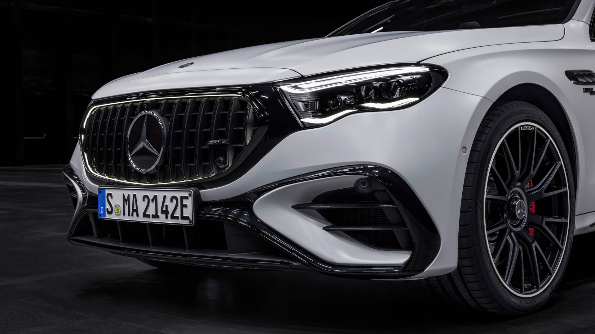 Mit dem neuen Mercedes-AMG E 53 HYBRID 4MATIC+ als Limousine und T-Modell (Energieverbrauch gewichtet kombiniert: 26,7-24,1 kWh/100 km plus 1,1-0,8l/100 km, Kraftstoffverbrauch bei entladener Batterie 9,5-8,6 l/100 km), CO₂-Emissionen kombiniert, gewichtet: 24-19 g/km, CO₂-Klasse gewichtet kombiniert: B, CO₂-Klasse bei entladener Batterie: G) [1] präsentiert die Performance- und Sportwagenmarke aus Affalterbach zwei weitere Plug-in-Hybrid-Modelle. Sie kombinieren eine ausgeprägte Performance und Fahrdynamik mit einer hohen elektrischen Reichweite. ;(Energieverbrauch gewichtet kombiniert: 26,7-24,1 kWh/100 km plus 1,1-0,8l/100 km, Kraftstoffverbrauch bei entladener Batterie 9,5-8,6 l/100 km), CO₂-Emissionen kombiniert, gewichtet: 24-19 g/km, CO₂-Klasse gewichtet kombiniert: B, CO₂-Klasse bei entladener Batterie: G) With the new Mercedes-AMG E 53 HYBRID 4MATIC+ as a saloon and estate (energy consumption combined, weighted: 26.7-24.1 kWh/100 km plus 1.1-0.8 l/100 km, fuel consumption discharged battery combined, weighted: 9.5-8.6 l/100 km, CO₂ emissions combined, weighted: 24-19 g/km, CO₂ class discharged battery combined, weighted: G)[2], the performance and sports car brand from Affalterbach is presenting two further plug-in hybrid models. They combine outstanding performance and driving dynamics with a long electric range.;(energy consumption combined, weighted: 26.7-24.1 kWh/100 km plus 1.1-0.8 l/100 km, fuel consumption discharged battery combined, weighted: 9.5-8.6 l/100 km, CO₂ emissions combined, weighted: 24-19 g/km, CO₂ class discharged battery combined, weighted: G)