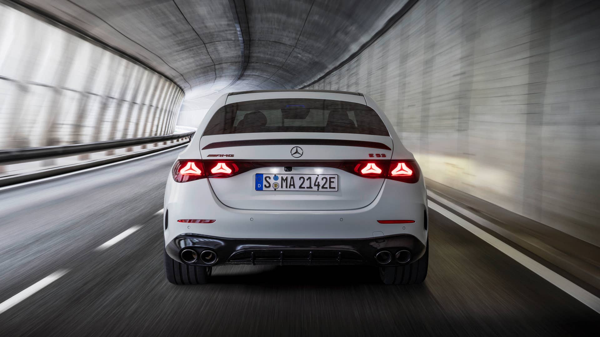 Mit dem neuen Mercedes-AMG E 53 HYBRID 4MATIC+ als Limousine und T-Modell (Energieverbrauch gewichtet kombiniert: 26,7-24,1 kWh/100 km plus 1,1-0,8l/100 km, Kraftstoffverbrauch bei entladener Batterie 9,5-8,6 l/100 km), CO₂-Emissionen kombiniert, gewichtet: 24-19 g/km, CO₂-Klasse gewichtet kombiniert: B, CO₂-Klasse bei entladener Batterie: G) [1] präsentiert die Performance- und Sportwagenmarke aus Affalterbach zwei weitere Plug-in-Hybrid-Modelle. Sie kombinieren eine ausgeprägte Performance und Fahrdynamik mit einer hohen elektrischen Reichweite. ;(Energieverbrauch gewichtet kombiniert: 26,7-24,1 kWh/100 km plus 1,1-0,8l/100 km, Kraftstoffverbrauch bei entladener Batterie 9,5-8,6 l/100 km), CO₂-Emissionen kombiniert, gewichtet: 24-19 g/km, CO₂-Klasse gewichtet kombiniert: B, CO₂-Klasse bei entladener Batterie: G) With the new Mercedes-AMG E 53 HYBRID 4MATIC+ as a saloon and estate (energy consumption combined, weighted: 26.7-24.1 kWh/100 km plus 1.1-0.8 l/100 km, fuel consumption discharged battery combined, weighted: 9.5-8.6 l/100 km, CO₂ emissions combined, weighted: 24-19 g/km, CO₂ class discharged battery combined, weighted: G)[2], the performance and sports car brand from Affalterbach is presenting two further plug-in hybrid models. They combine outstanding performance and driving dynamics with a long electric range.;(energy consumption combined, weighted: 26.7-24.1 kWh/100 km plus 1.1-0.8 l/100 km, fuel consumption discharged battery combined, weighted: 9.5-8.6 l/100 km, CO₂ emissions combined, weighted: 24-19 g/km, CO₂ class discharged battery combined, weighted: G)