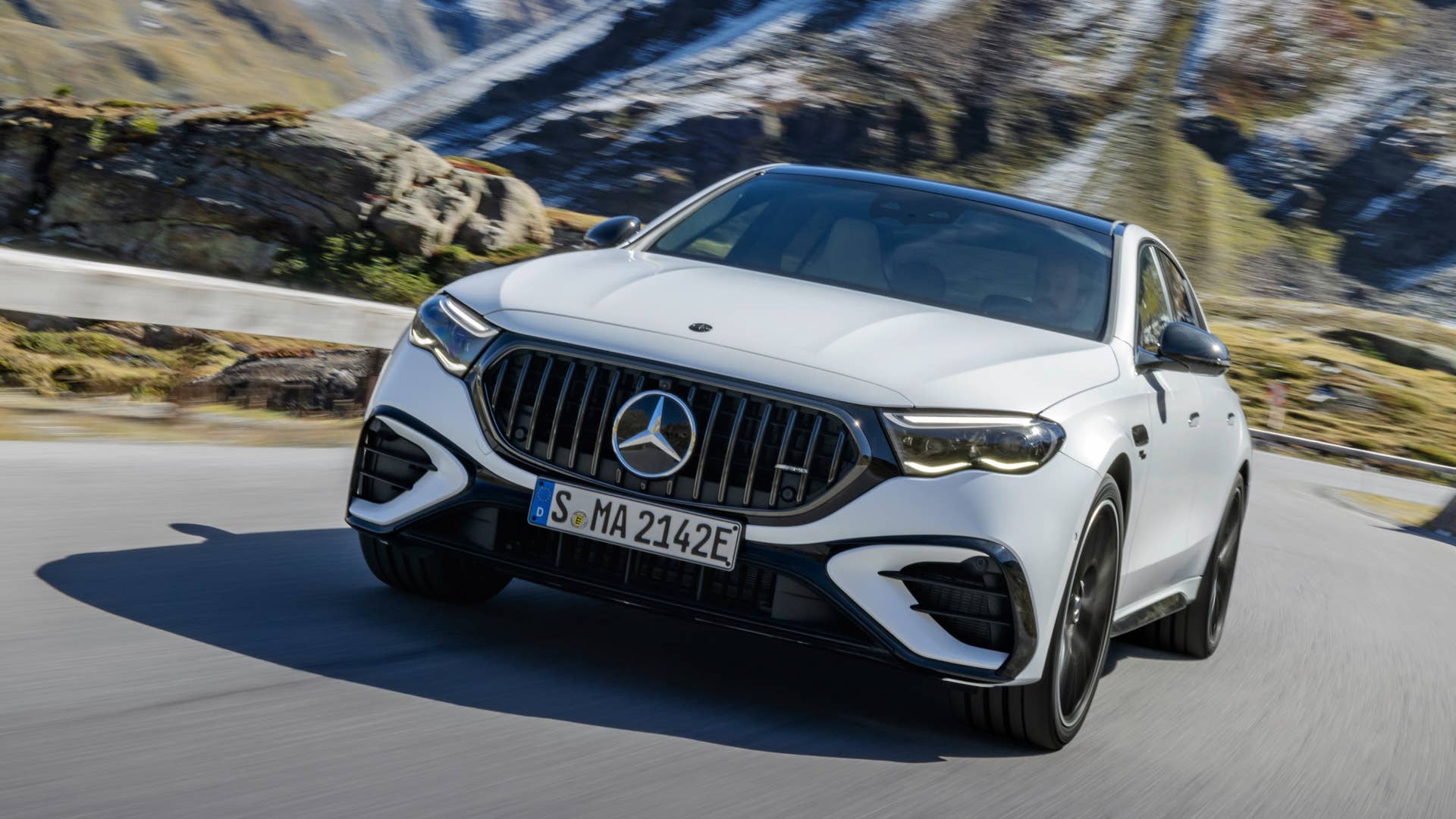 Mit dem neuen Mercedes-AMG E 53 HYBRID 4MATIC+ als Limousine und T-Modell (Energieverbrauch gewichtet kombiniert: 26,7-24,1 kWh/100 km plus 1,1-0,8l/100 km, Kraftstoffverbrauch bei entladener Batterie 9,5-8,6 l/100 km), CO₂-Emissionen kombiniert, gewichtet: 24-19 g/km, CO₂-Klasse gewichtet kombiniert: B, CO₂-Klasse bei entladener Batterie: G) [1] präsentiert die Performance- und Sportwagenmarke aus Affalterbach zwei weitere Plug-in-Hybrid-Modelle. Sie kombinieren eine ausgeprägte Performance und Fahrdynamik mit einer hohen elektrischen Reichweite. ;(Energieverbrauch gewichtet kombiniert: 26,7-24,1 kWh/100 km plus 1,1-0,8l/100 km, Kraftstoffverbrauch bei entladener Batterie 9,5-8,6 l/100 km), CO₂-Emissionen kombiniert, gewichtet: 24-19 g/km, CO₂-Klasse gewichtet kombiniert: B, CO₂-Klasse bei entladener Batterie: G) With the new Mercedes-AMG E 53 HYBRID 4MATIC+ as a saloon and estate (energy consumption combined, weighted: 26.7-24.1 kWh/100 km plus 1.1-0.8 l/100 km, fuel consumption discharged battery combined, weighted: 9.5-8.6 l/100 km, CO₂ emissions combined, weighted: 24-19 g/km, CO₂ class discharged battery combined, weighted: G)[2], the performance and sports car brand from Affalterbach is presenting two further plug-in hybrid models. They combine outstanding performance and driving dynamics with a long electric range.;(energy consumption combined, weighted: 26.7-24.1 kWh/100 km plus 1.1-0.8 l/100 km, fuel consumption discharged battery combined, weighted: 9.5-8.6 l/100 km, CO₂ emissions combined, weighted: 24-19 g/km, CO₂ class discharged battery combined, weighted: G)
