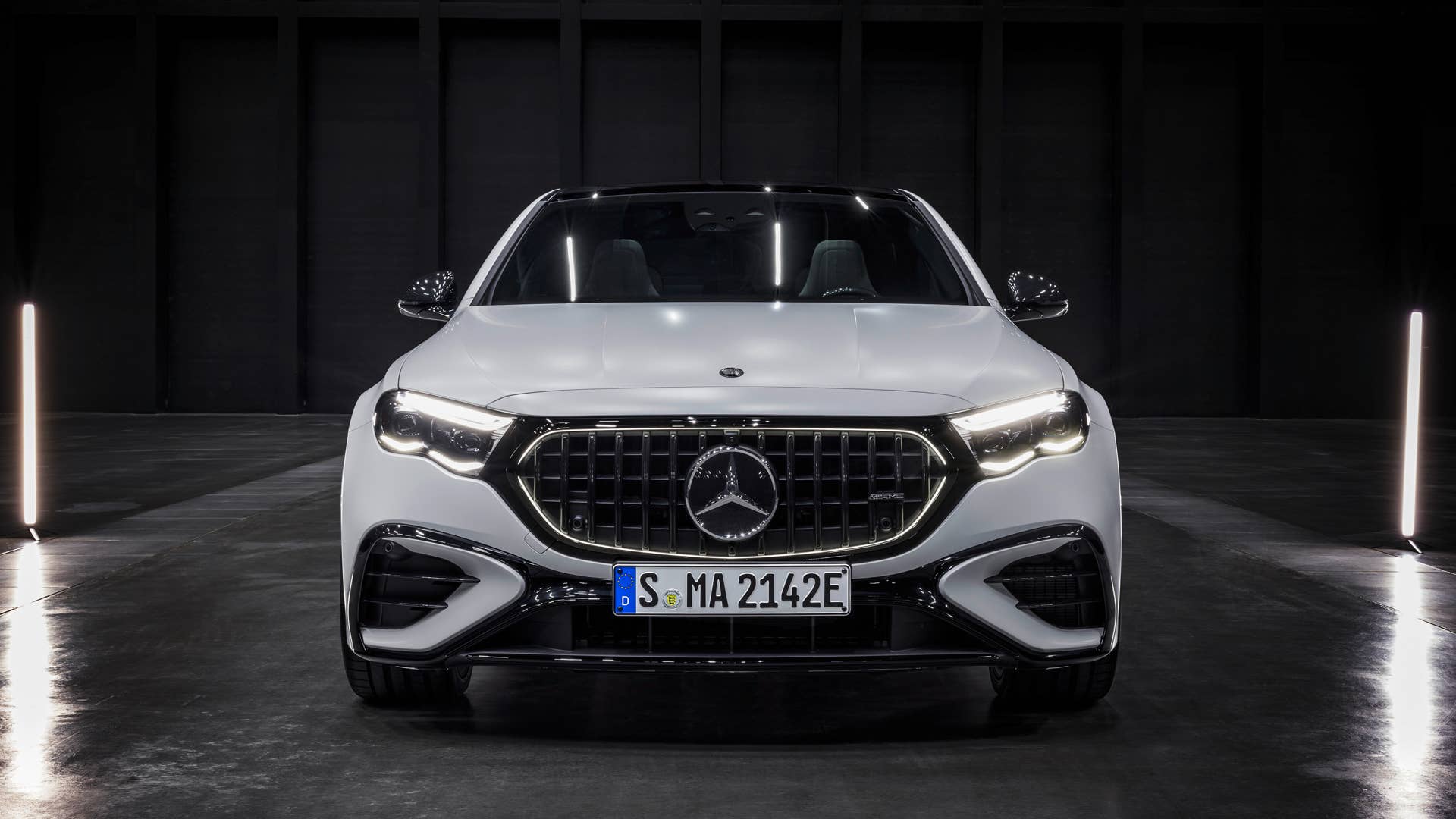 Mit dem neuen Mercedes-AMG E 53 HYBRID 4MATIC+ als Limousine und T-Modell (Energieverbrauch gewichtet kombiniert: 26,7-24,1 kWh/100 km plus 1,1-0,8l/100 km, Kraftstoffverbrauch bei entladener Batterie 9,5-8,6 l/100 km), CO₂-Emissionen kombiniert, gewichtet: 24-19 g/km, CO₂-Klasse gewichtet kombiniert: B, CO₂-Klasse bei entladener Batterie: G) [1] präsentiert die Performance- und Sportwagenmarke aus Affalterbach zwei weitere Plug-in-Hybrid-Modelle. Sie kombinieren eine ausgeprägte Performance und Fahrdynamik mit einer hohen elektrischen Reichweite. ;(Energieverbrauch gewichtet kombiniert: 26,7-24,1 kWh/100 km plus 1,1-0,8l/100 km, Kraftstoffverbrauch bei entladener Batterie 9,5-8,6 l/100 km), CO₂-Emissionen kombiniert, gewichtet: 24-19 g/km, CO₂-Klasse gewichtet kombiniert: B, CO₂-Klasse bei entladener Batterie: G) With the new Mercedes-AMG E 53 HYBRID 4MATIC+ as a saloon and estate (energy consumption combined, weighted: 26.7-24.1 kWh/100 km plus 1.1-0.8 l/100 km, fuel consumption discharged battery combined, weighted: 9.5-8.6 l/100 km, CO₂ emissions combined, weighted: 24-19 g/km, CO₂ class discharged battery combined, weighted: G)[2], the performance and sports car brand from Affalterbach is presenting two further plug-in hybrid models. They combine outstanding performance and driving dynamics with a long electric range.;(energy consumption combined, weighted: 26.7-24.1 kWh/100 km plus 1.1-0.8 l/100 km, fuel consumption discharged battery combined, weighted: 9.5-8.6 l/100 km, CO₂ emissions combined, weighted: 24-19 g/km, CO₂ class discharged battery combined, weighted: G)
