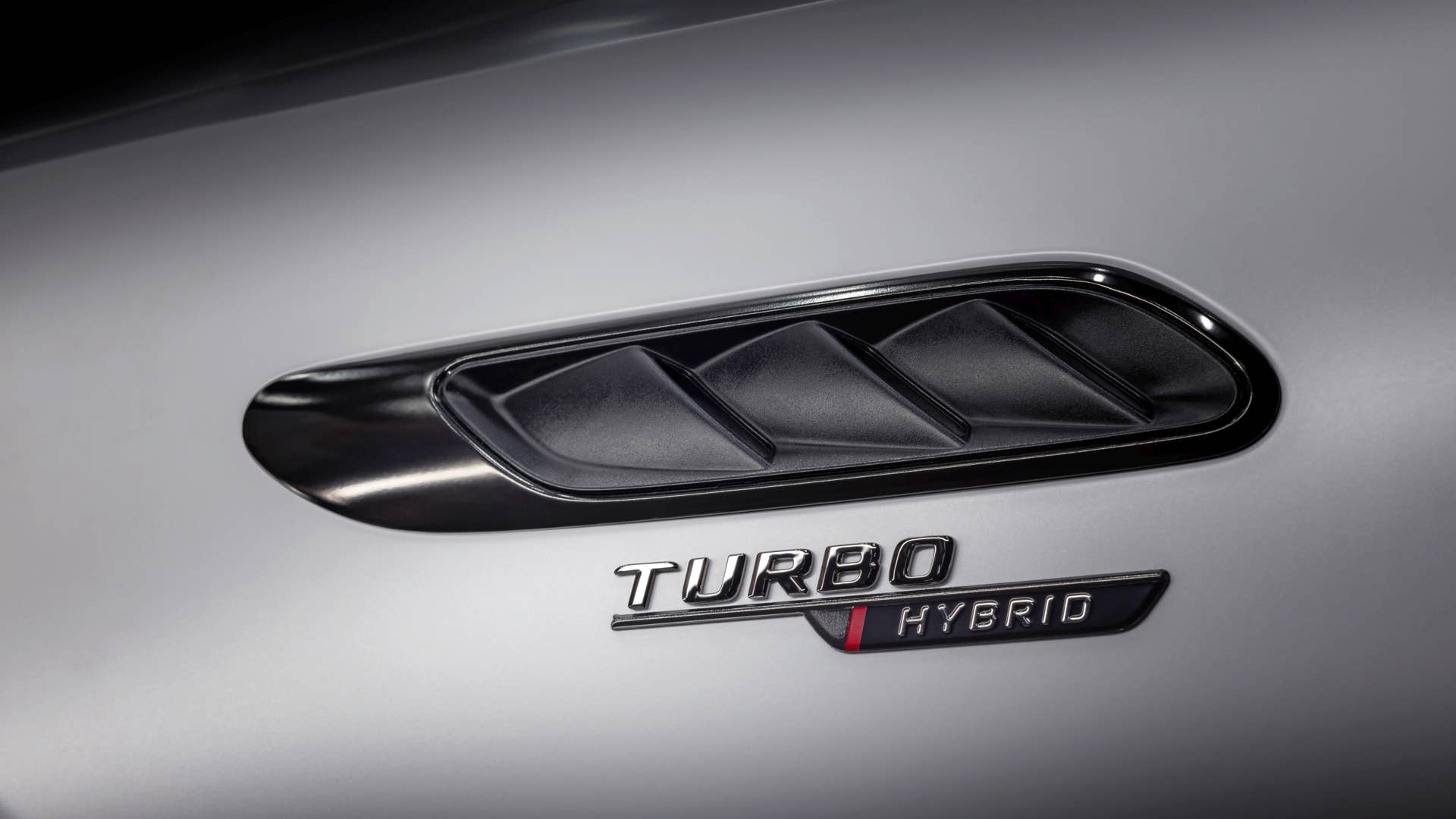 Mit dem neuen Mercedes-AMG E 53 HYBRID 4MATIC+ als Limousine und T-Modell (Energieverbrauch gewichtet kombiniert: 26,7-24,1 kWh/100 km plus 1,1-0,8l/100 km, Kraftstoffverbrauch bei entladener Batterie 9,5-8,6 l/100 km), CO₂-Emissionen kombiniert, gewichtet: 24-19 g/km, CO₂-Klasse gewichtet kombiniert: B, CO₂-Klasse bei entladener Batterie: G) [1] präsentiert die Performance- und Sportwagenmarke aus Affalterbach zwei weitere Plug-in-Hybrid-Modelle. Sie kombinieren eine ausgeprägte Performance und Fahrdynamik mit einer hohen elektrischen Reichweite. ;(Energieverbrauch gewichtet kombiniert: 26,7-24,1 kWh/100 km plus 1,1-0,8l/100 km, Kraftstoffverbrauch bei entladener Batterie 9,5-8,6 l/100 km), CO₂-Emissionen kombiniert, gewichtet: 24-19 g/km, CO₂-Klasse gewichtet kombiniert: B, CO₂-Klasse bei entladener Batterie: G) With the new Mercedes-AMG E 53 HYBRID 4MATIC+ as a saloon and estate (energy consumption combined, weighted: 26.7-24.1 kWh/100 km plus 1.1-0.8 l/100 km, fuel consumption discharged battery combined, weighted: 9.5-8.6 l/100 km, CO₂ emissions combined, weighted: 24-19 g/km, CO₂ class discharged battery combined, weighted: G)[2], the performance and sports car brand from Affalterbach is presenting two further plug-in hybrid models. They combine outstanding performance and driving dynamics with a long electric range.;(energy consumption combined, weighted: 26.7-24.1 kWh/100 km plus 1.1-0.8 l/100 km, fuel consumption discharged battery combined, weighted: 9.5-8.6 l/100 km, CO₂ emissions combined, weighted: 24-19 g/km, CO₂ class discharged battery combined, weighted: G)