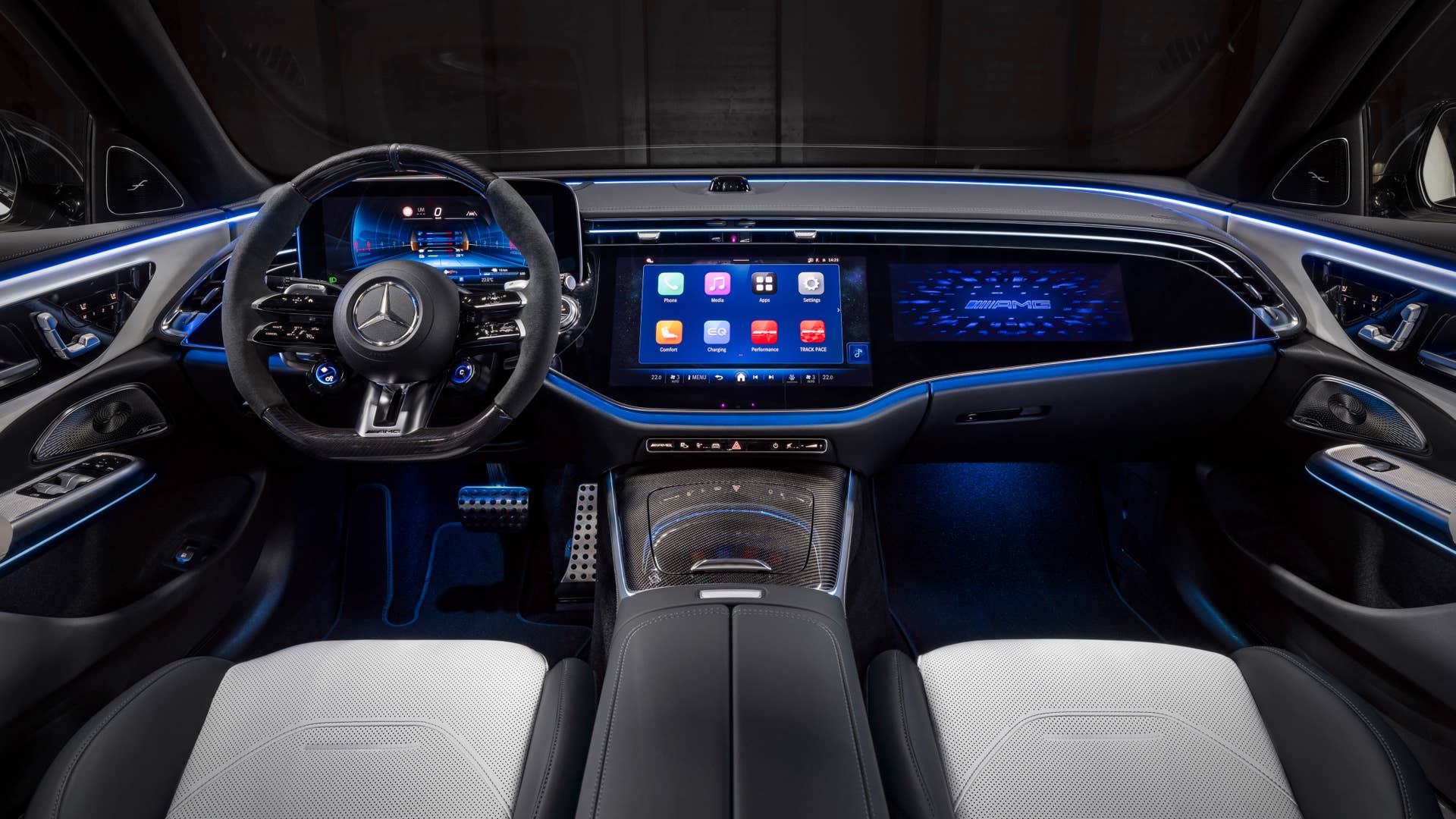Mit dem neuen Mercedes-AMG E 53 HYBRID 4MATIC+ als Limousine und T-Modell (Energieverbrauch gewichtet kombiniert: 26,7-24,1 kWh/100 km plus 1,1-0,8l/100 km, Kraftstoffverbrauch bei entladener Batterie 9,5-8,6 l/100 km), CO₂-Emissionen kombiniert, gewichtet: 24-19 g/km, CO₂-Klasse gewichtet kombiniert: B, CO₂-Klasse bei entladener Batterie: G) [1] präsentiert die Performance- und Sportwagenmarke aus Affalterbach zwei weitere Plug-in-Hybrid-Modelle. Sie kombinieren eine ausgeprägte Performance und Fahrdynamik mit einer hohen elektrischen Reichweite. ;(Energieverbrauch gewichtet kombiniert: 26,7-24,1 kWh/100 km plus 1,1-0,8l/100 km, Kraftstoffverbrauch bei entladener Batterie 9,5-8,6 l/100 km), CO₂-Emissionen kombiniert, gewichtet: 24-19 g/km, CO₂-Klasse gewichtet kombiniert: B, CO₂-Klasse bei entladener Batterie: G) With the new Mercedes-AMG E 53 HYBRID 4MATIC+ as a saloon and estate (energy consumption combined, weighted: 26.7-24.1 kWh/100 km plus 1.1-0.8 l/100 km, fuel consumption discharged battery combined, weighted: 9.5-8.6 l/100 km, CO₂ emissions combined, weighted: 24-19 g/km, CO₂ class discharged battery combined, weighted: G)[2], the performance and sports car brand from Affalterbach is presenting two further plug-in hybrid models. They combine outstanding performance and driving dynamics with a long electric range.;(energy consumption combined, weighted: 26.7-24.1 kWh/100 km plus 1.1-0.8 l/100 km, fuel consumption discharged battery combined, weighted: 9.5-8.6 l/100 km, CO₂ emissions combined, weighted: 24-19 g/km, CO₂ class discharged battery combined, weighted: G)