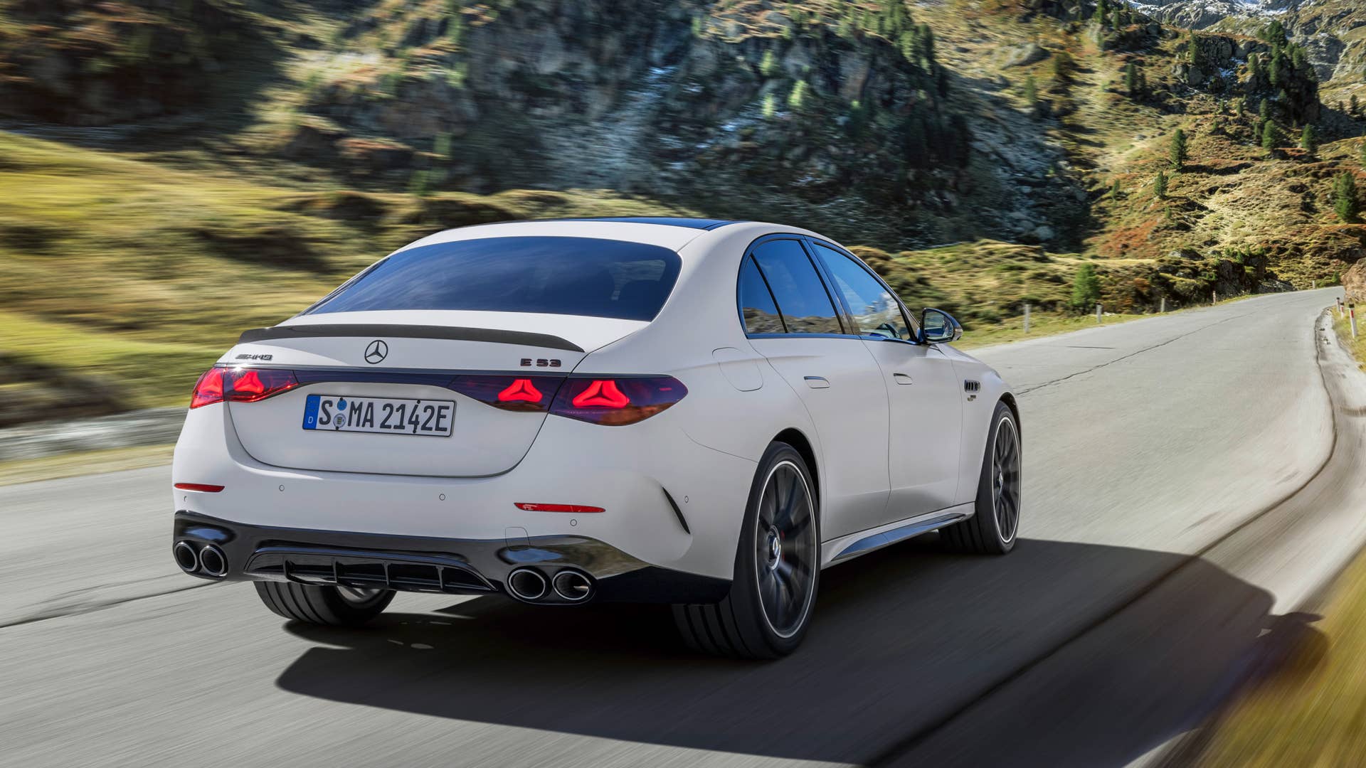 Mit dem neuen Mercedes-AMG E 53 HYBRID 4MATIC+ als Limousine und T-Modell (Energieverbrauch gewichtet kombiniert: 26,7-24,1 kWh/100 km plus 1,1-0,8l/100 km, Kraftstoffverbrauch bei entladener Batterie 9,5-8,6 l/100 km), CO₂-Emissionen kombiniert, gewichtet: 24-19 g/km, CO₂-Klasse gewichtet kombiniert: B, CO₂-Klasse bei entladener Batterie: G) [1] präsentiert die Performance- und Sportwagenmarke aus Affalterbach zwei weitere Plug-in-Hybrid-Modelle. Sie kombinieren eine ausgeprägte Performance und Fahrdynamik mit einer hohen elektrischen Reichweite. ;(Energieverbrauch gewichtet kombiniert: 26,7-24,1 kWh/100 km plus 1,1-0,8l/100 km, Kraftstoffverbrauch bei entladener Batterie 9,5-8,6 l/100 km), CO₂-Emissionen kombiniert, gewichtet: 24-19 g/km, CO₂-Klasse gewichtet kombiniert: B, CO₂-Klasse bei entladener Batterie: G) With the new Mercedes-AMG E 53 HYBRID 4MATIC+ as a saloon and estate (energy consumption combined, weighted: 26.7-24.1 kWh/100 km plus 1.1-0.8 l/100 km, fuel consumption discharged battery combined, weighted: 9.5-8.6 l/100 km, CO₂ emissions combined, weighted: 24-19 g/km, CO₂ class discharged battery combined, weighted: G)[2], the performance and sports car brand from Affalterbach is presenting two further plug-in hybrid models. They combine outstanding performance and driving dynamics with a long electric range.;(energy consumption combined, weighted: 26.7-24.1 kWh/100 km plus 1.1-0.8 l/100 km, fuel consumption discharged battery combined, weighted: 9.5-8.6 l/100 km, CO₂ emissions combined, weighted: 24-19 g/km, CO₂ class discharged battery combined, weighted: G)