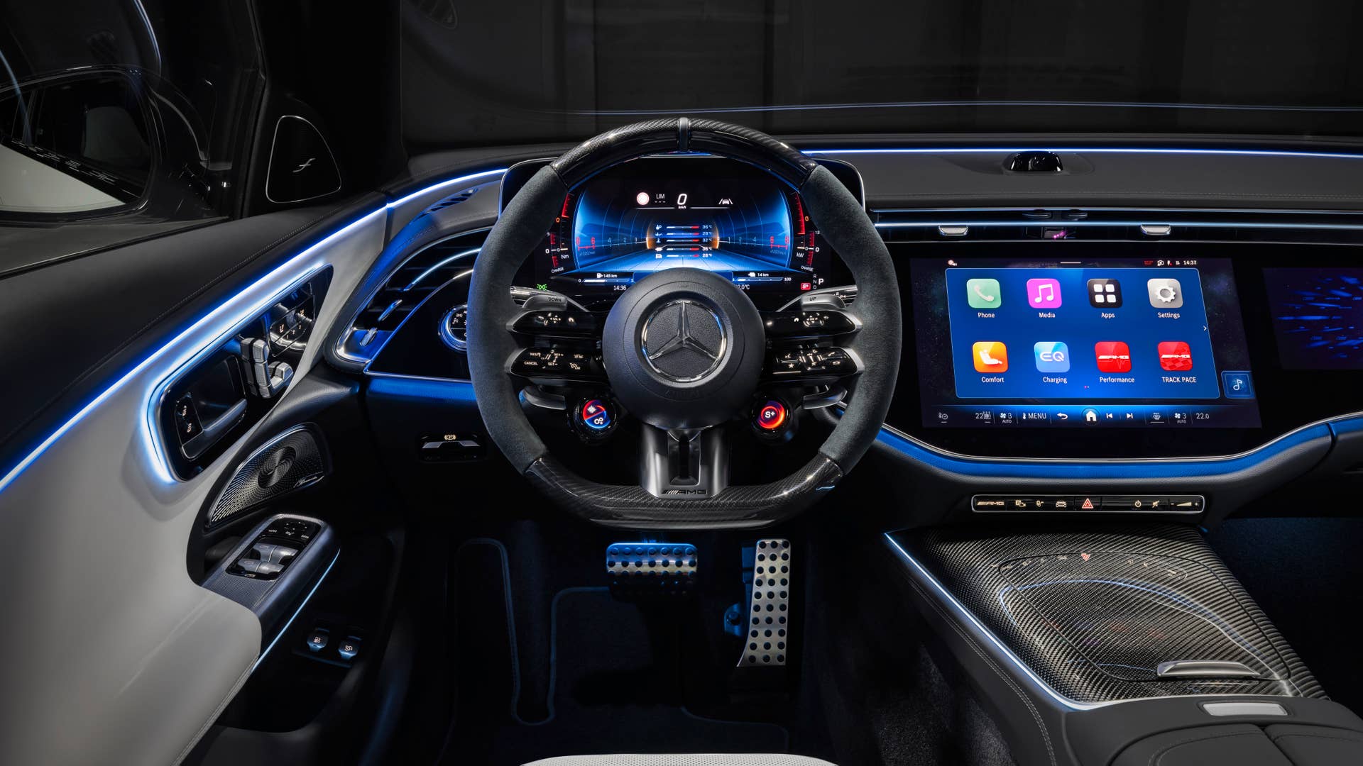 Mit dem neuen Mercedes-AMG E 53 HYBRID 4MATIC+ als Limousine und T-Modell (Energieverbrauch gewichtet kombiniert: 26,7-24,1 kWh/100 km plus 1,1-0,8l/100 km, Kraftstoffverbrauch bei entladener Batterie 9,5-8,6 l/100 km), CO₂-Emissionen kombiniert, gewichtet: 24-19 g/km, CO₂-Klasse gewichtet kombiniert: B, CO₂-Klasse bei entladener Batterie: G) [1] präsentiert die Performance- und Sportwagenmarke aus Affalterbach zwei weitere Plug-in-Hybrid-Modelle. Sie kombinieren eine ausgeprägte Performance und Fahrdynamik mit einer hohen elektrischen Reichweite. ;(Energieverbrauch gewichtet kombiniert: 26,7-24,1 kWh/100 km plus 1,1-0,8l/100 km, Kraftstoffverbrauch bei entladener Batterie 9,5-8,6 l/100 km), CO₂-Emissionen kombiniert, gewichtet: 24-19 g/km, CO₂-Klasse gewichtet kombiniert: B, CO₂-Klasse bei entladener Batterie: G) With the new Mercedes-AMG E 53 HYBRID 4MATIC+ as a saloon and estate (energy consumption combined, weighted: 26.7-24.1 kWh/100 km plus 1.1-0.8 l/100 km, fuel consumption discharged battery combined, weighted: 9.5-8.6 l/100 km, CO₂ emissions combined, weighted: 24-19 g/km, CO₂ class discharged battery combined, weighted: G)[2], the performance and sports car brand from Affalterbach is presenting two further plug-in hybrid models. They combine outstanding performance and driving dynamics with a long electric range.;(energy consumption combined, weighted: 26.7-24.1 kWh/100 km plus 1.1-0.8 l/100 km, fuel consumption discharged battery combined, weighted: 9.5-8.6 l/100 km, CO₂ emissions combined, weighted: 24-19 g/km, CO₂ class discharged battery combined, weighted: G)