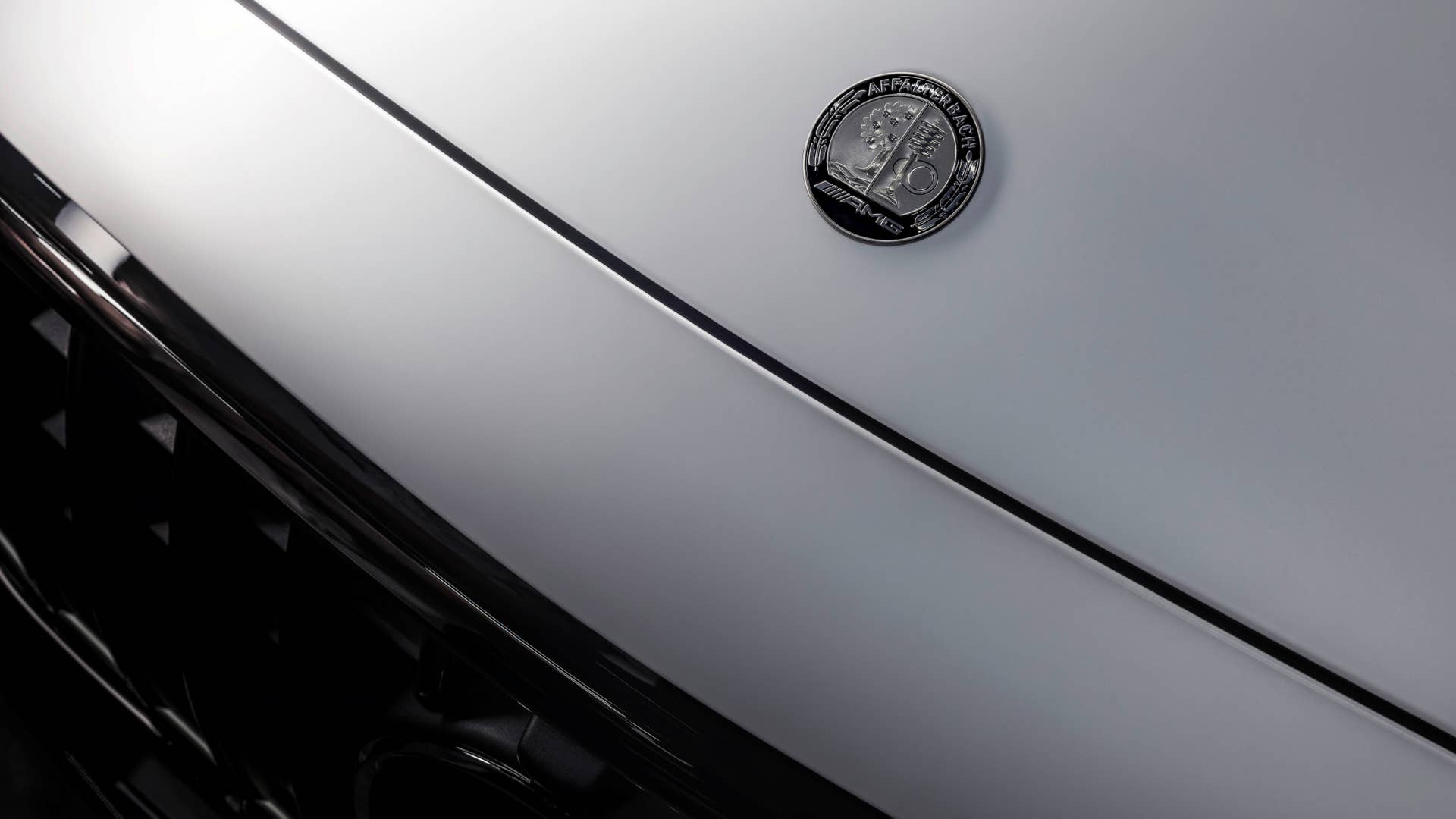 Mit dem neuen Mercedes-AMG E 53 HYBRID 4MATIC+ als Limousine und T-Modell (Energieverbrauch gewichtet kombiniert: 26,7-24,1 kWh/100 km plus 1,1-0,8l/100 km, Kraftstoffverbrauch bei entladener Batterie 9,5-8,6 l/100 km), CO₂-Emissionen kombiniert, gewichtet: 24-19 g/km, CO₂-Klasse gewichtet kombiniert: B, CO₂-Klasse bei entladener Batterie: G) [1] präsentiert die Performance- und Sportwagenmarke aus Affalterbach zwei weitere Plug-in-Hybrid-Modelle. Sie kombinieren eine ausgeprägte Performance und Fahrdynamik mit einer hohen elektrischen Reichweite. ;(Energieverbrauch gewichtet kombiniert: 26,7-24,1 kWh/100 km plus 1,1-0,8l/100 km, Kraftstoffverbrauch bei entladener Batterie 9,5-8,6 l/100 km), CO₂-Emissionen kombiniert, gewichtet: 24-19 g/km, CO₂-Klasse gewichtet kombiniert: B, CO₂-Klasse bei entladener Batterie: G) With the new Mercedes-AMG E 53 HYBRID 4MATIC+ as a saloon and estate (energy consumption combined, weighted: 26.7-24.1 kWh/100 km plus 1.1-0.8 l/100 km, fuel consumption discharged battery combined, weighted: 9.5-8.6 l/100 km, CO₂ emissions combined, weighted: 24-19 g/km, CO₂ class discharged battery combined, weighted: G)[2], the performance and sports car brand from Affalterbach is presenting two further plug-in hybrid models. They combine outstanding performance and driving dynamics with a long electric range.;(energy consumption combined, weighted: 26.7-24.1 kWh/100 km plus 1.1-0.8 l/100 km, fuel consumption discharged battery combined, weighted: 9.5-8.6 l/100 km, CO₂ emissions combined, weighted: 24-19 g/km, CO₂ class discharged battery combined, weighted: G)